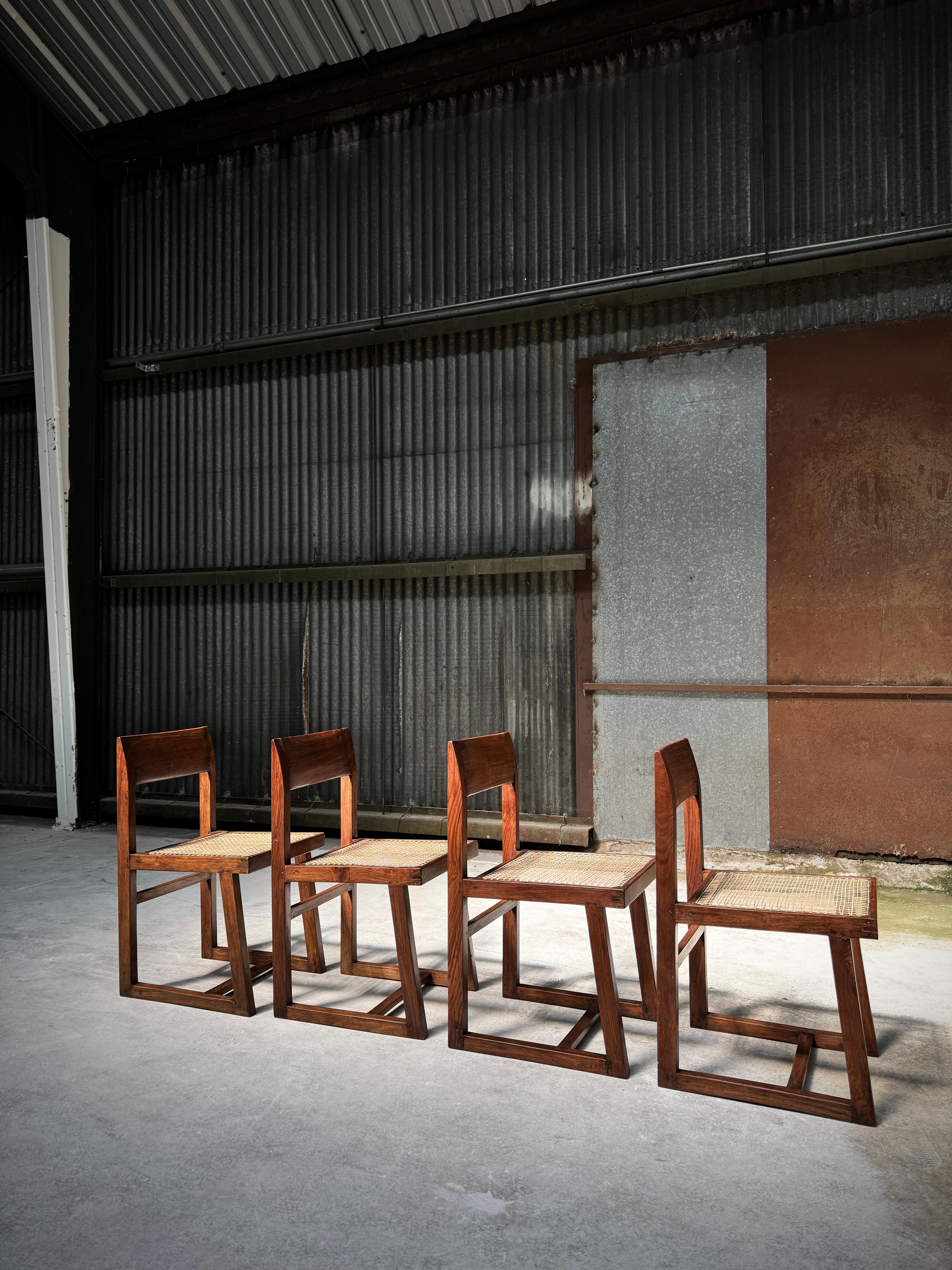 Cet ensemble de 4 chaises box a été utilisé au fil des décennies dans divers bâtiments administratifs de Chandigarh, en Inde. De petits éclats et rayures peuvent être trouvés dans chaque pièce et sont considérés comme faisant partie de son