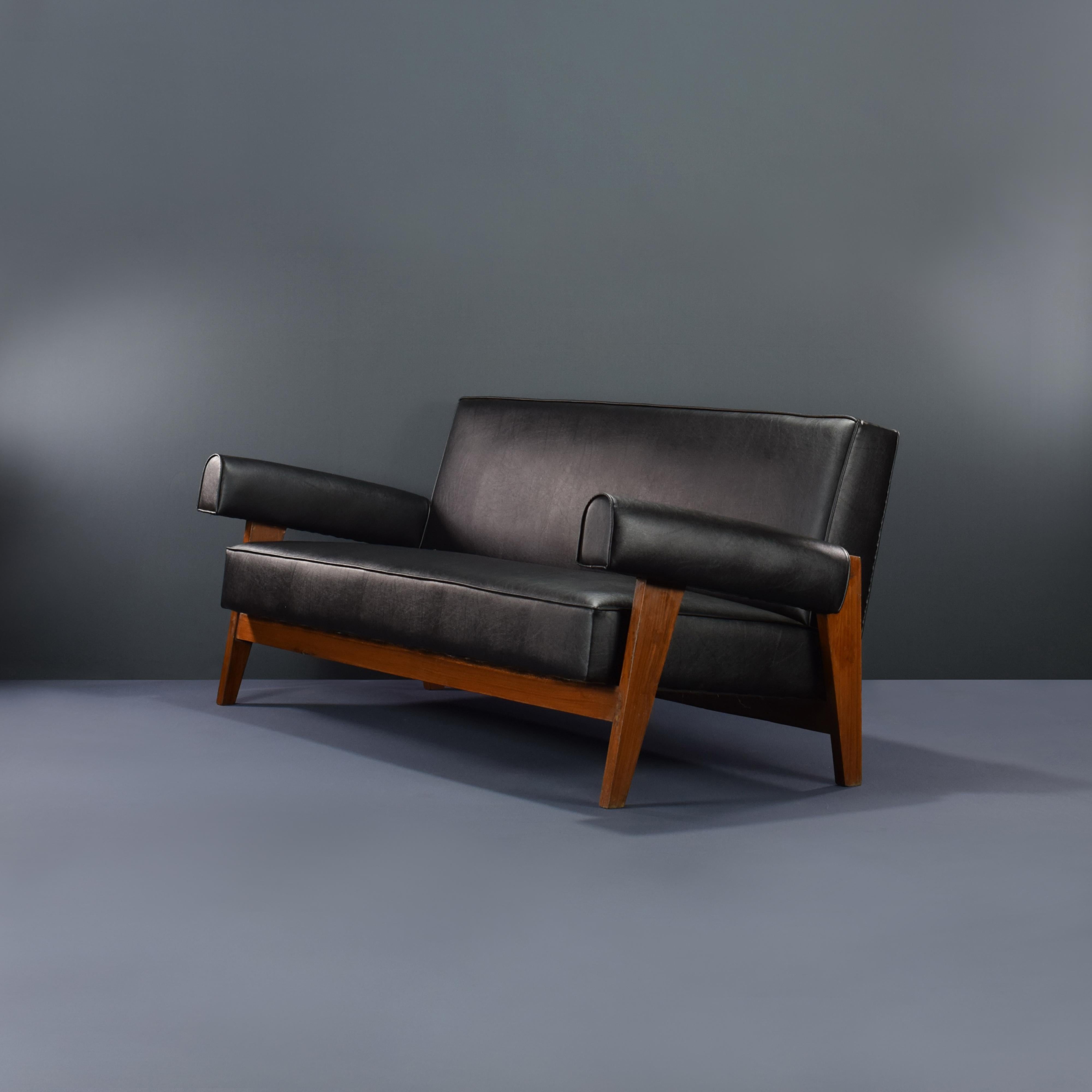 This sofa is a fantastic piece, finally it's iconic. It is raw in its simplicity, nothing too much but still nothing is missing. The legs in a shape of a bridge gave them the name 