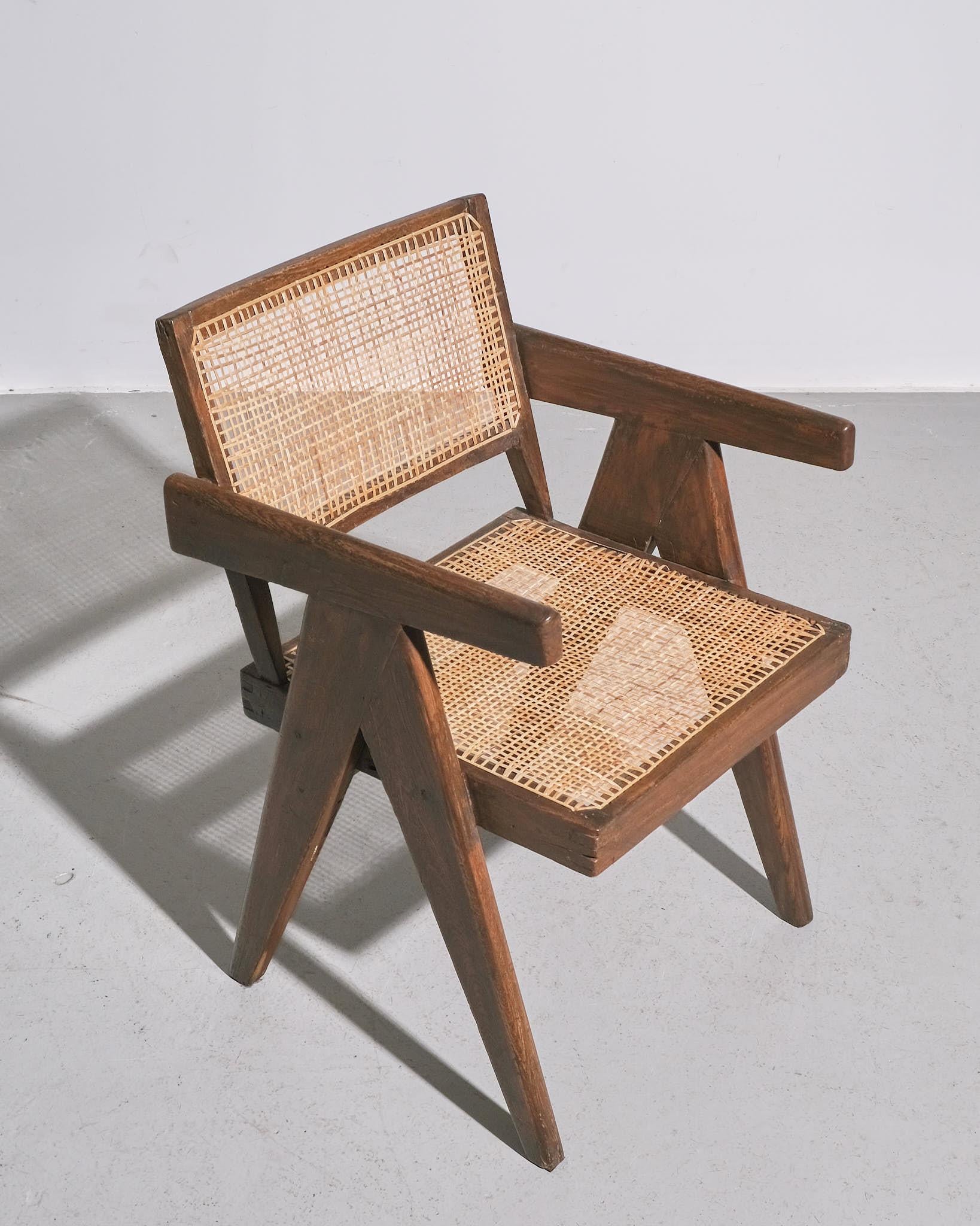 Ein klassischer, von Pierre Jeanneret entworfener Schreibtischstuhl, der ursprünglich für das legendäre Chandigarh-Projekt in Indien in den 1960er Jahren entworfen wurde. Der aus massivem Teakholz gefertigte Stuhl mit dem für Jeanneret typischen