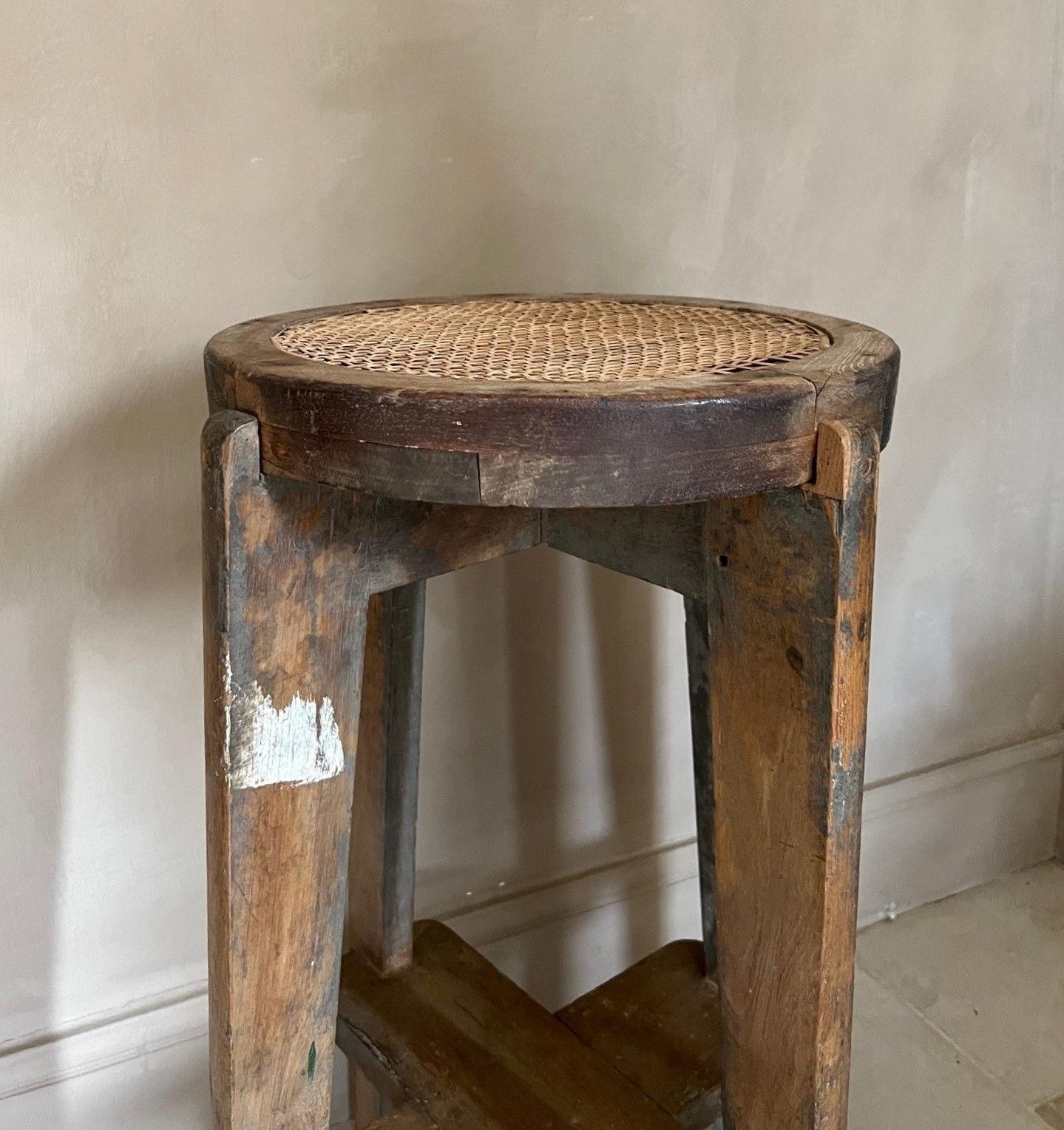 20ième siècle Tabouret haut Pierre Jeanneret Chandigarh avec cannage PJ-011001 en vente