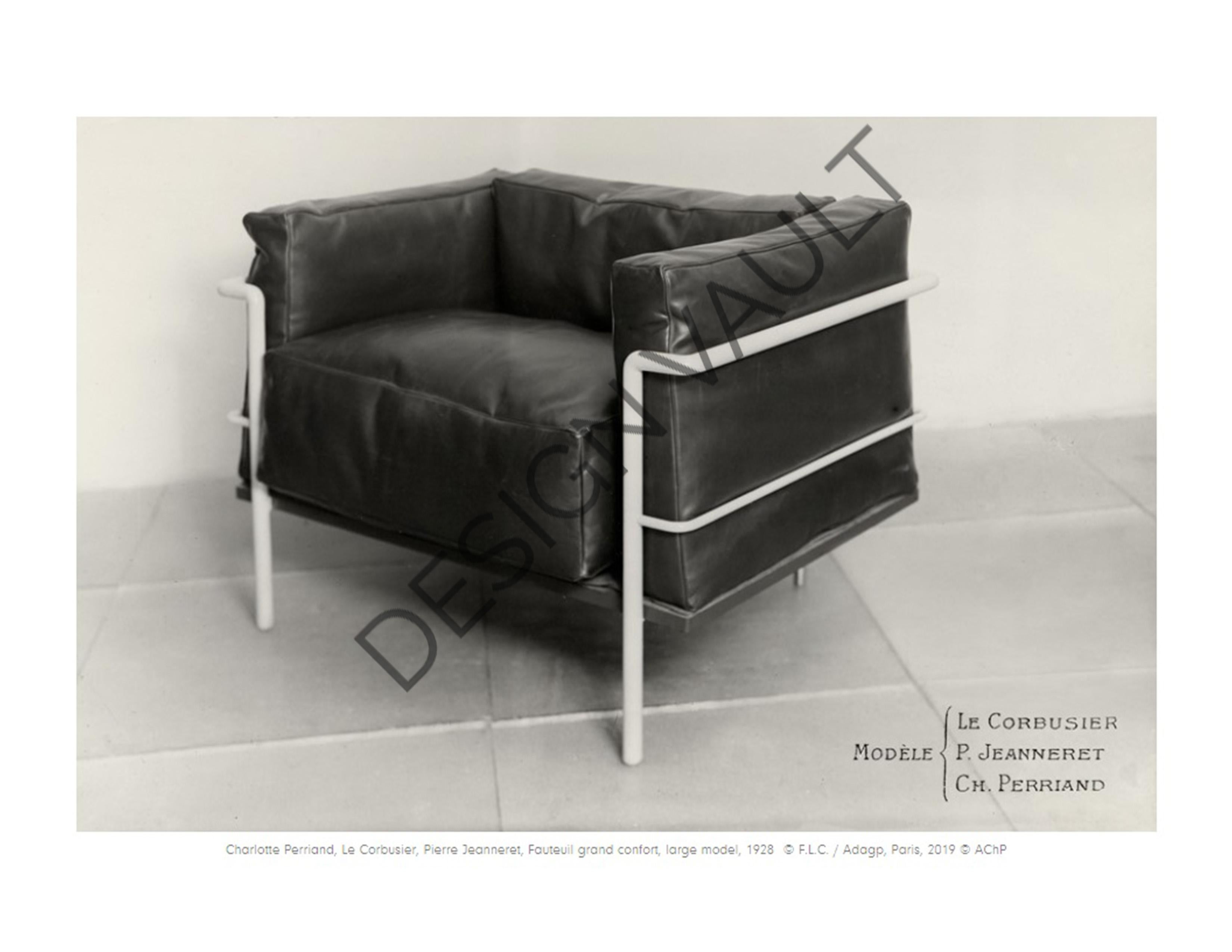 Pierre Jeanneret, Charlotte Perriand & Le Corbusier Grand Comfort Lounge Chairs For Sale 1