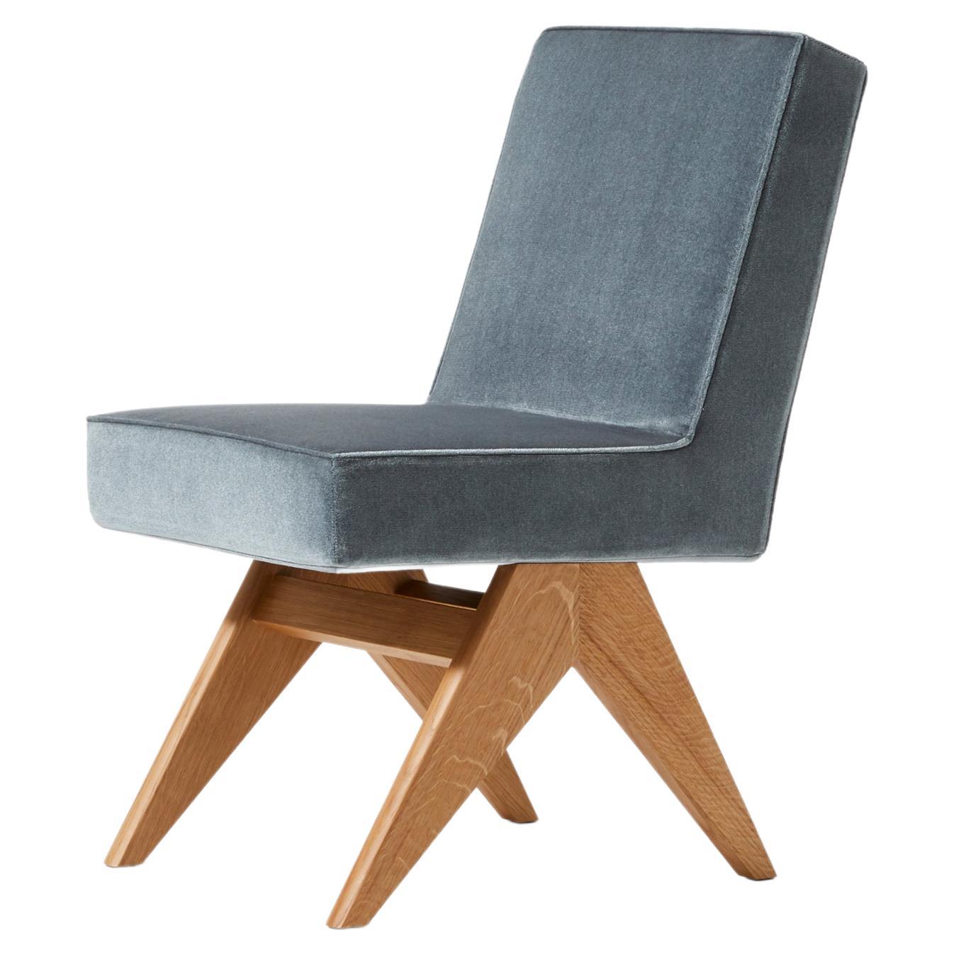 Komitee-Stuhl, entworfen von Pierre Jeanneret um 1950, neu aufgelegt im Jahr 2022.
Hergestellt von Cassina in Italien.

Der Stuhl Committee wird in der ursprünglichen Version und in einer neuen, vielseitigeren Interpretation ohne Armlehnen