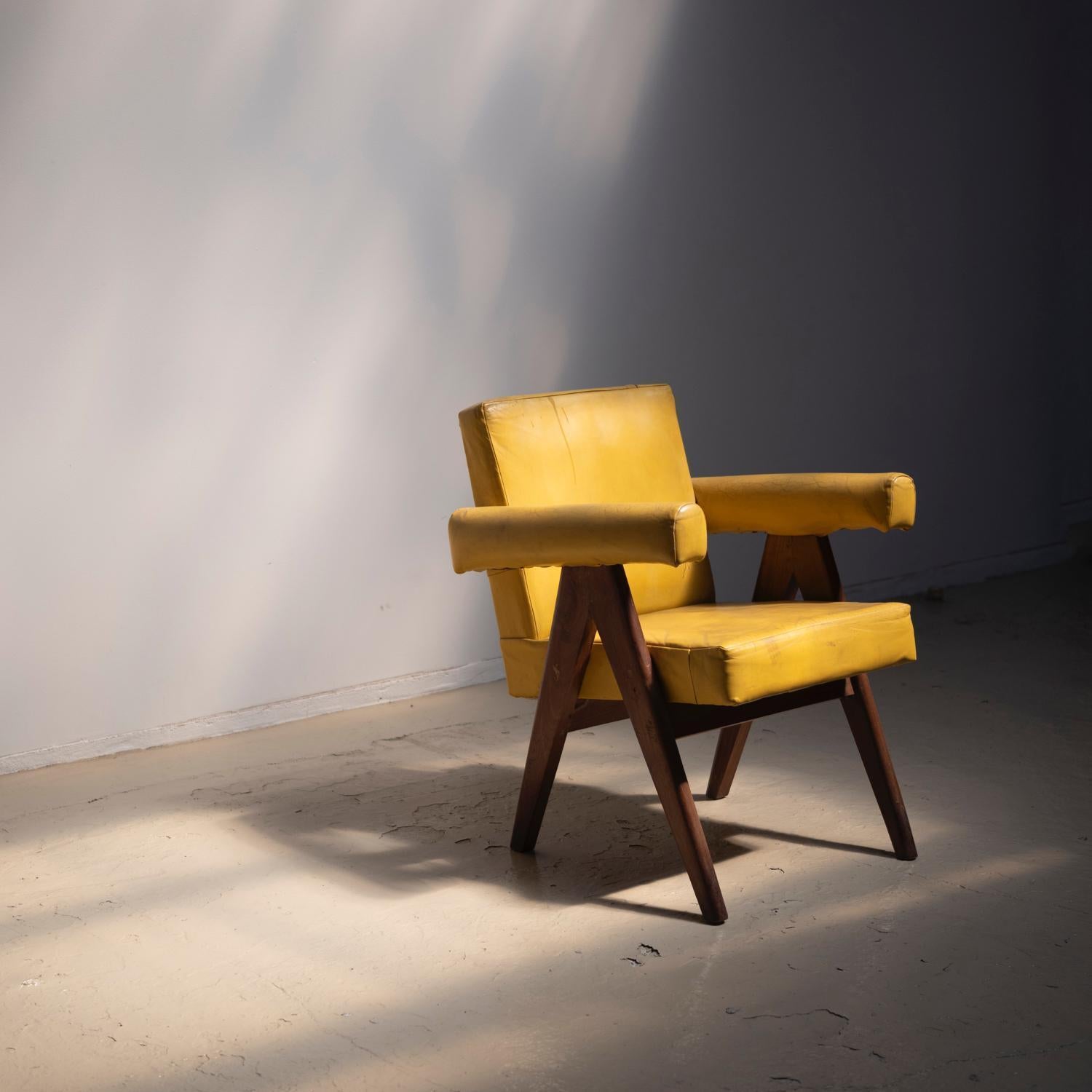 Une chaise de comité conçue par Pierre Jeanneret pour le projet Chandigarh.
Il s'agit d'un fauteuil semi-facile dont l'assise est plus basse que les fauteuils souvent appelés 