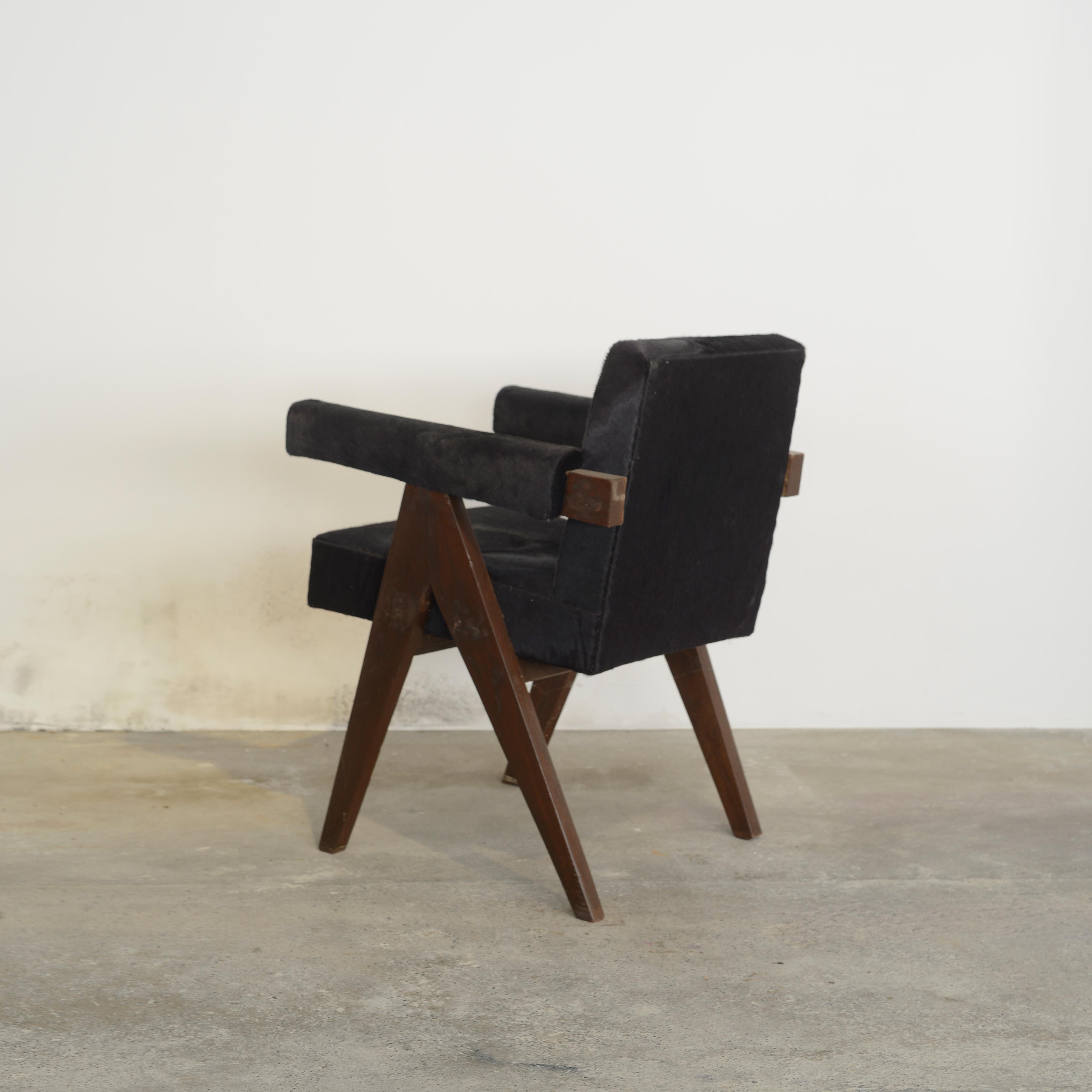 Intagliato a mano Sedia da comitato Pierre Jeanneret PJ-SI-30-C autentico Mid-Century Modern in vendita
