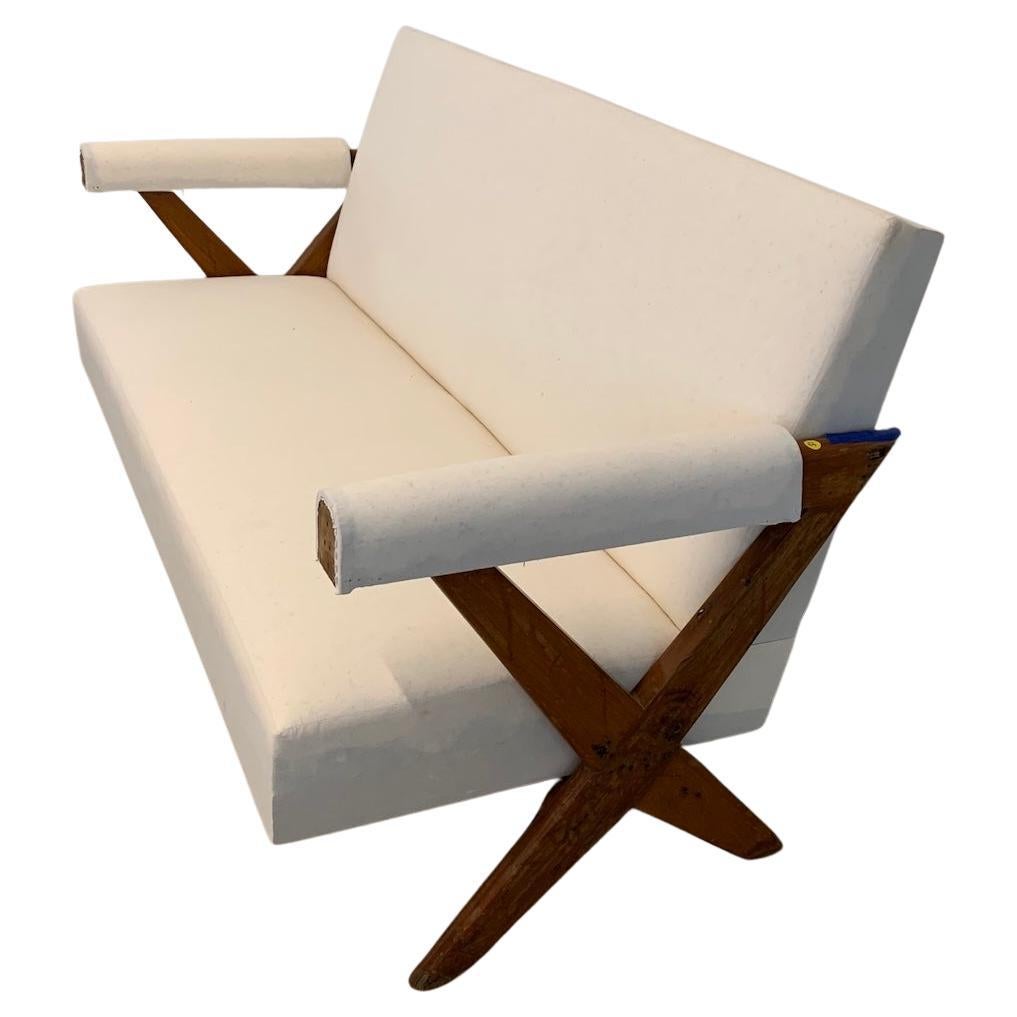 Pierre Jeanneret Sofá tapizado con estructura en cruz en venta