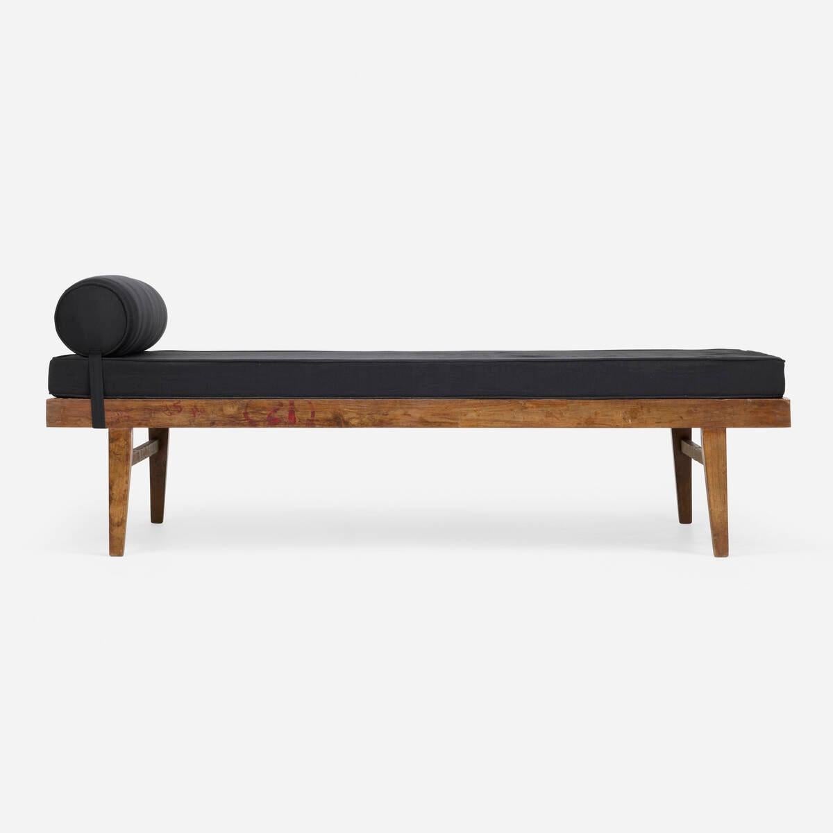 Magnifique lit de jour Pierre Jeanneret et la plus élégante combinaison de noir sur bois de teck. La simplicité du design, tout en étant robuste et fonctionnel, a inspiré de nombreuses versions dans le monde entier, mais ces pièces originales