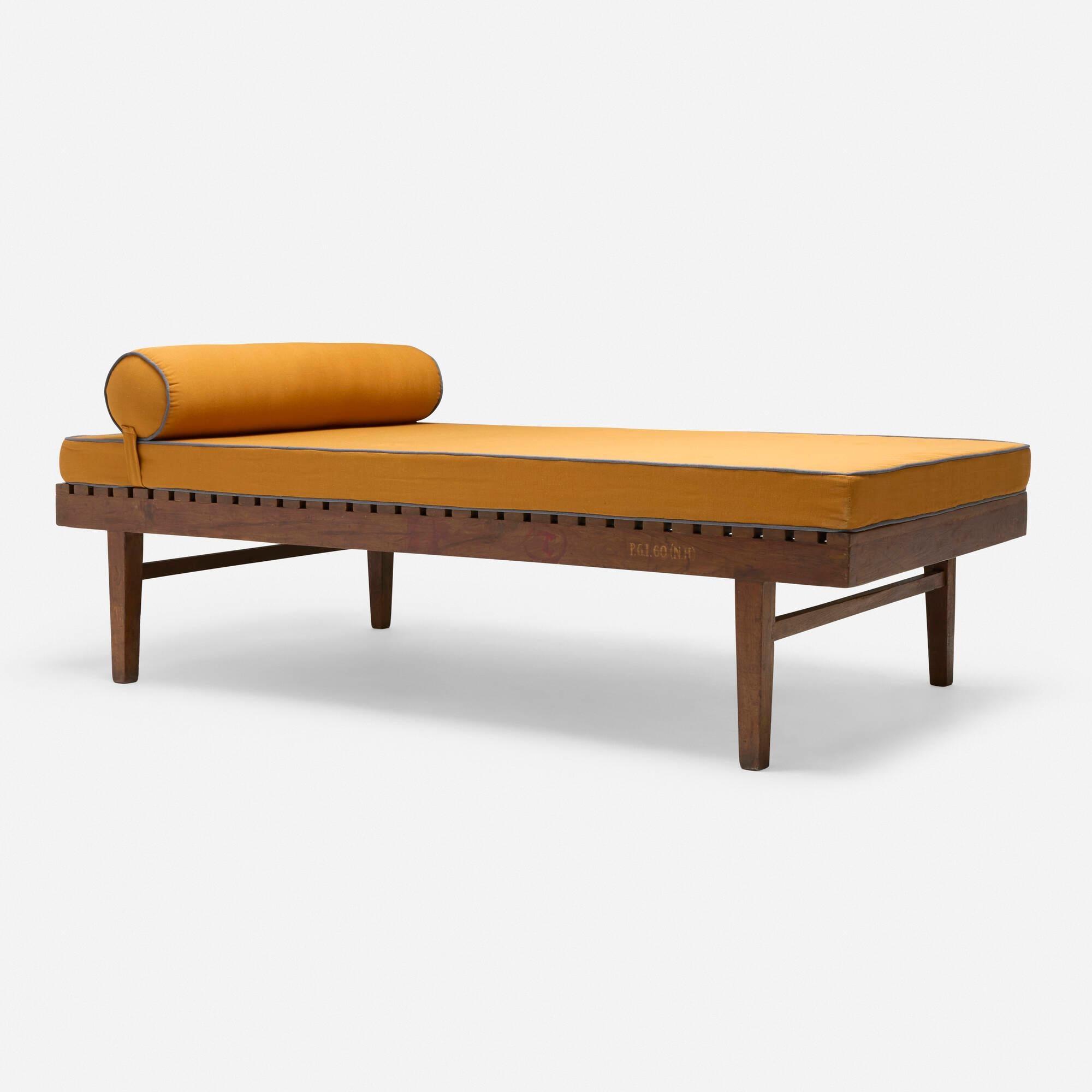 Ce lit de jour original est un superbe exemple du design minimal mais robuste du mobilier Chandigarh de Pierre Jeanneret. Il est doté d'un cadre rectiligne en teck avec assemblage à tenons et mortaises et de pieds subtilement effilés. Le traversin
