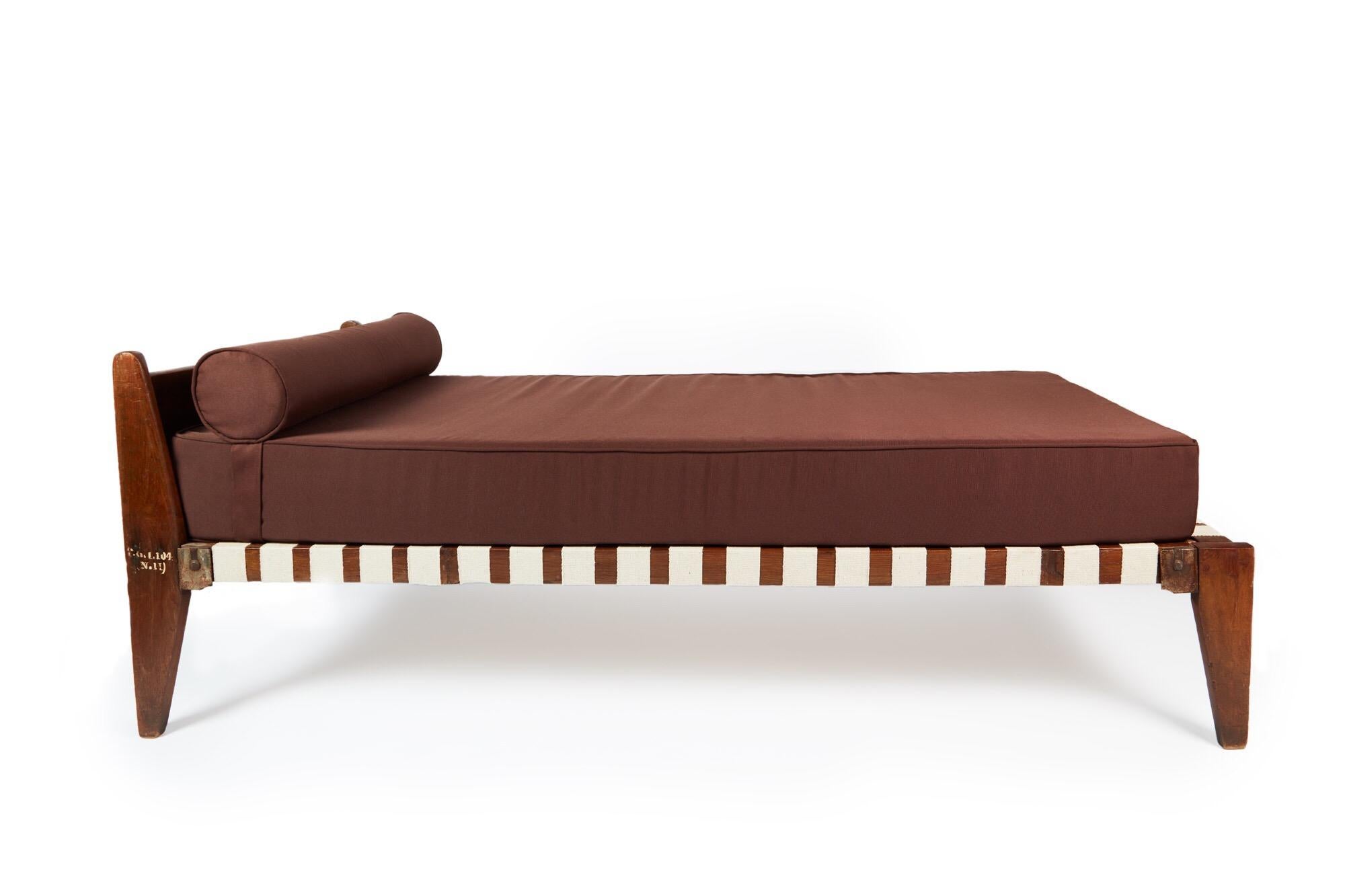 Lit de jour Pierre Jeanneret provenant des bâtiments administratifs de Chandigarh (Inde).
Cette pièce porte de magnifiques marques originales tracées au pochoir à la main. Le matelas et le coussin sont recouverts de coton brun uni. 

Provenance :