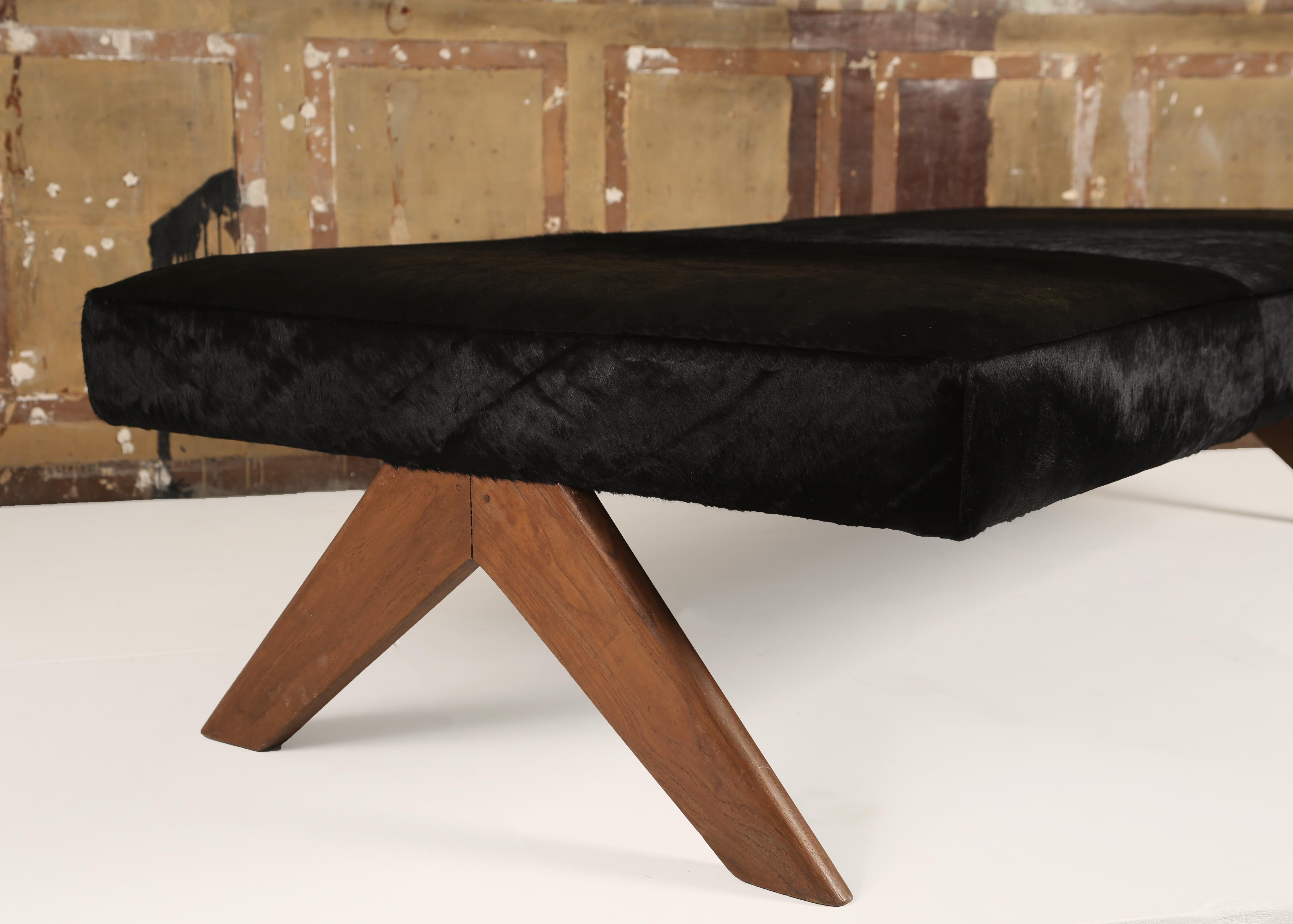 Pierre Jeanneret, (1896-1967),

Pierre Jeanneret a “Daybed”, PJ-L-12-A

Structured with teak and cowhide leather.

A piece of “Daybed” from low, high court, legislative assembly, and various administrative buildings in Chandigarh.