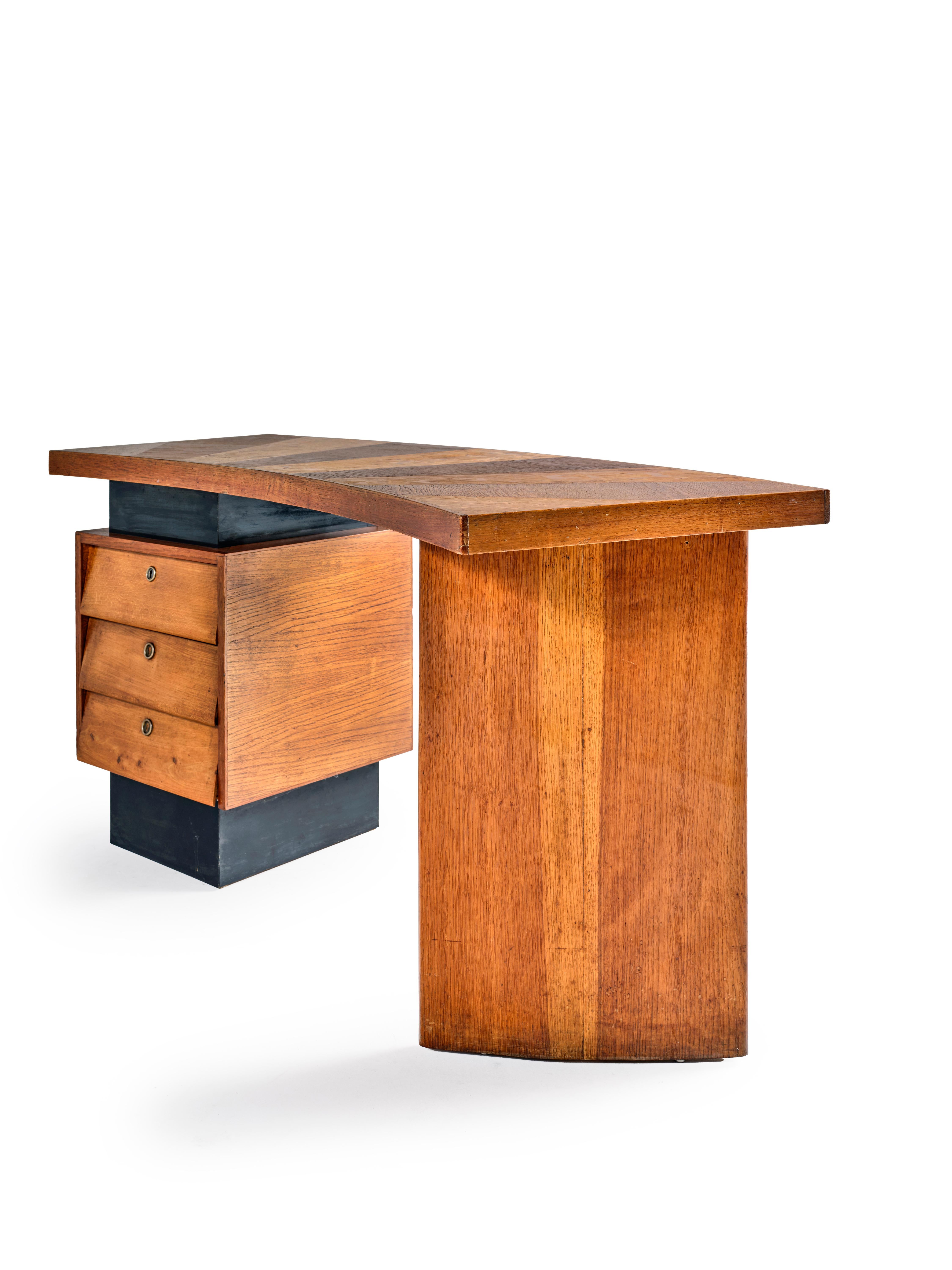 Pierre JEANNERET - BCC Georges Blanchon - circa 1945
Desk with boomerang top resting on a profiled “airplane wing” base and a foot fitted with a box of three drawers
74,4 x 151 x 57 cm
