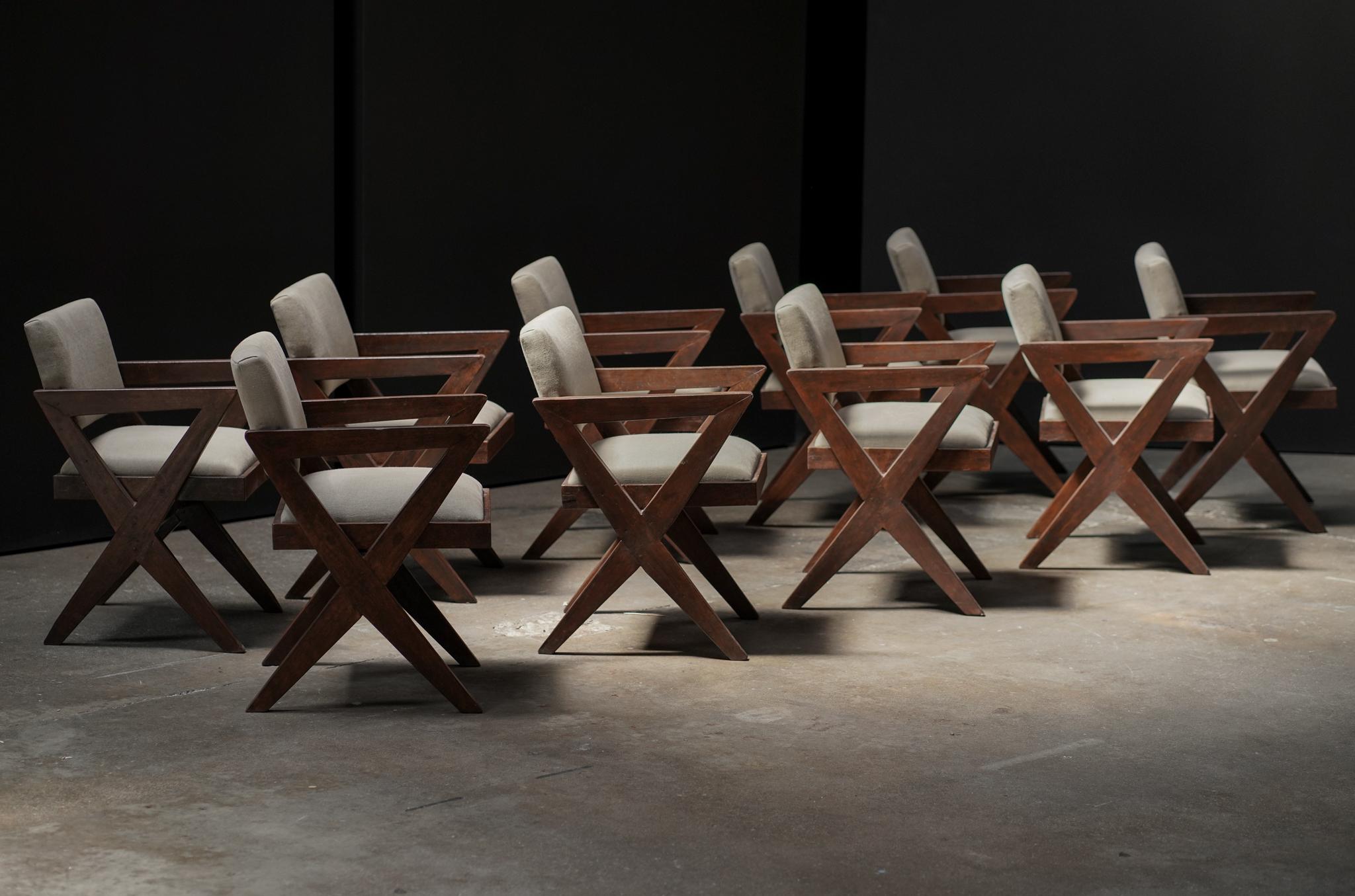 Pierre Jeanneret Esstischsessel 
Menge: Auf Anfrage 

Es handelt sich um einen Satz Pierre Jeanneret-Esszimmerstühle, die für ihr ikonisches Design aus der Mitte des Jahrhunderts bekannt sind. Das Gestell aus Massivholz mit der markanten X