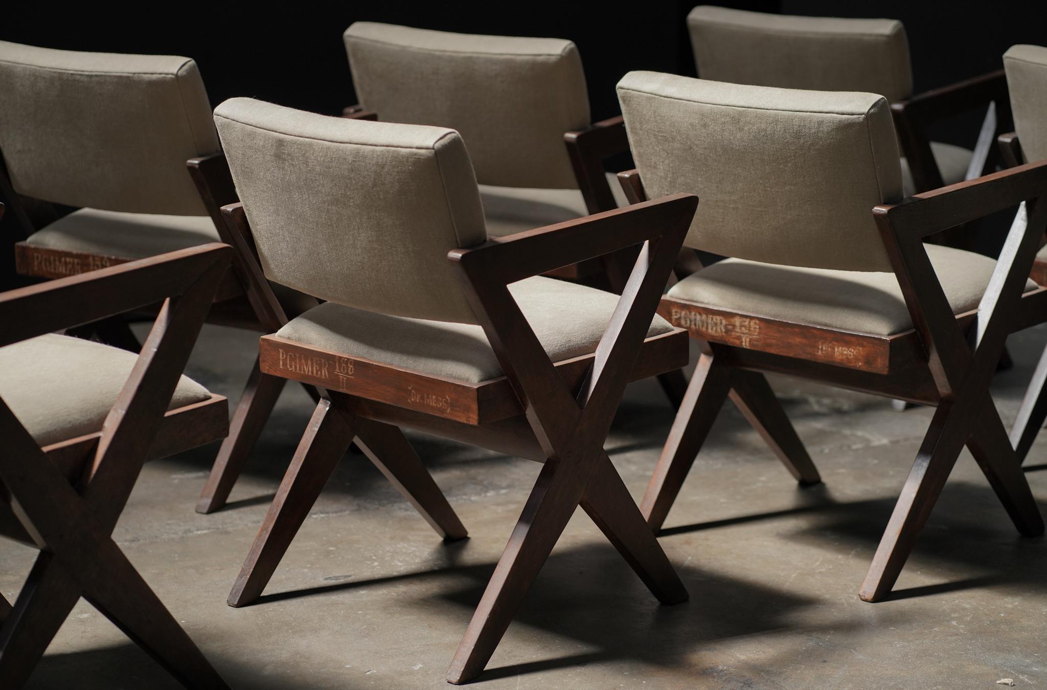 Pierre Jeanneret Esstischsessel (Mitte des 20. Jahrhunderts) im Angebot