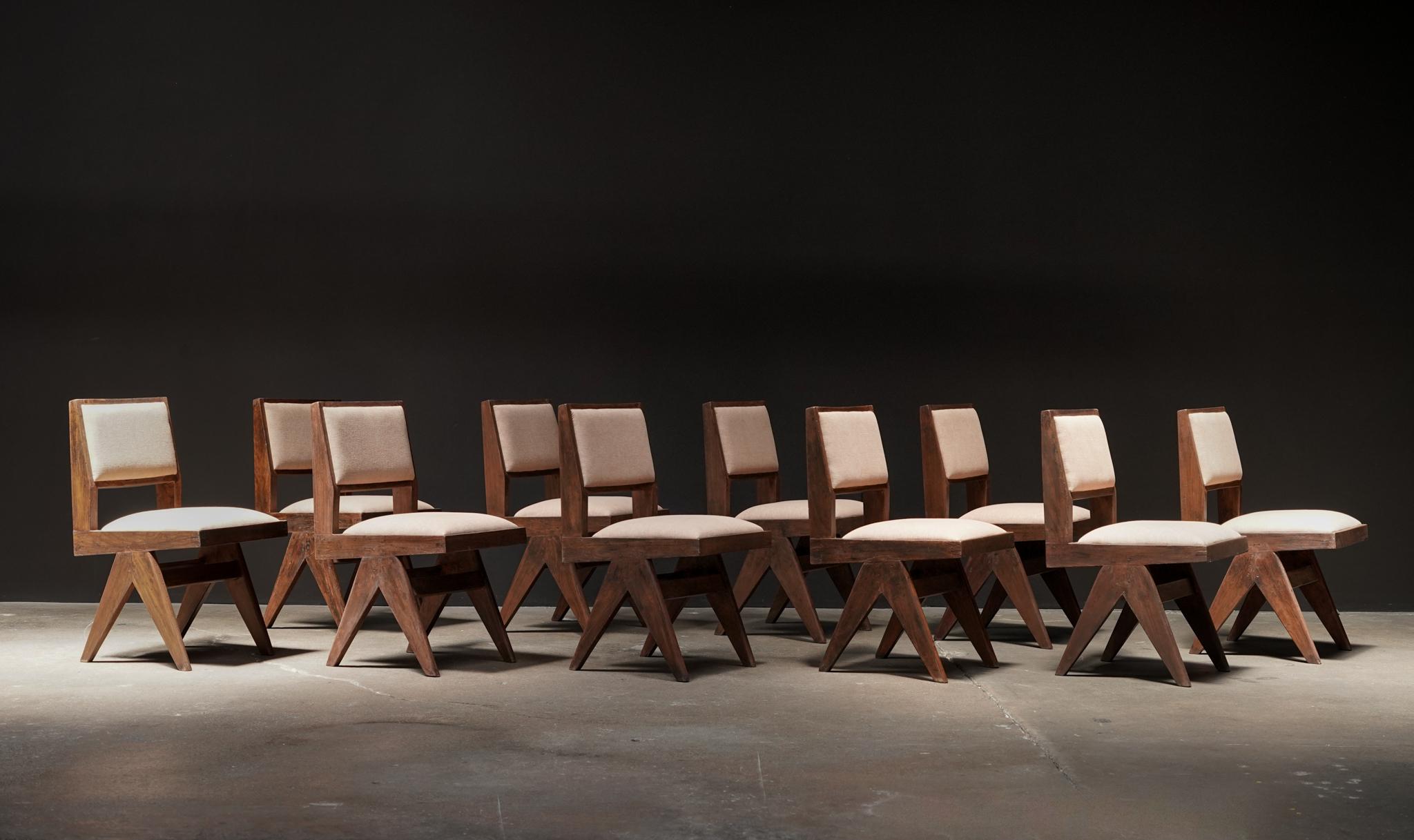 Queste poltrone da pranzo senza braccioli Pierre Jeanneret sono un design classico di un artista ricercato. Rivestite in marrone per un maggiore comfort, si adattano perfettamente a qualsiasi arredamento. Fornisce una splendida base per il tuo spazio