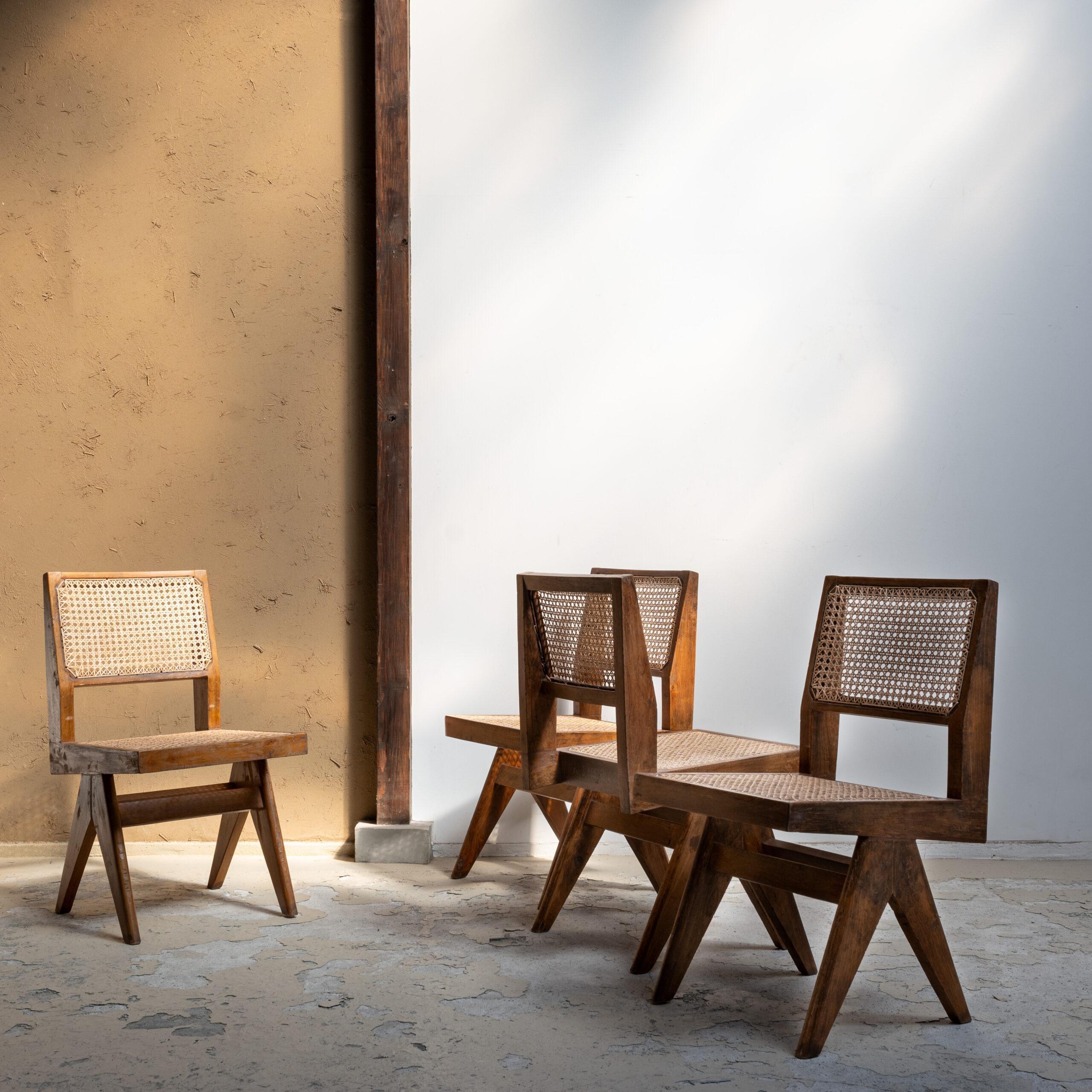 PIERRE JEANNERET Dining chair im Zustand „Gut“ in Tokyo, Tokyo