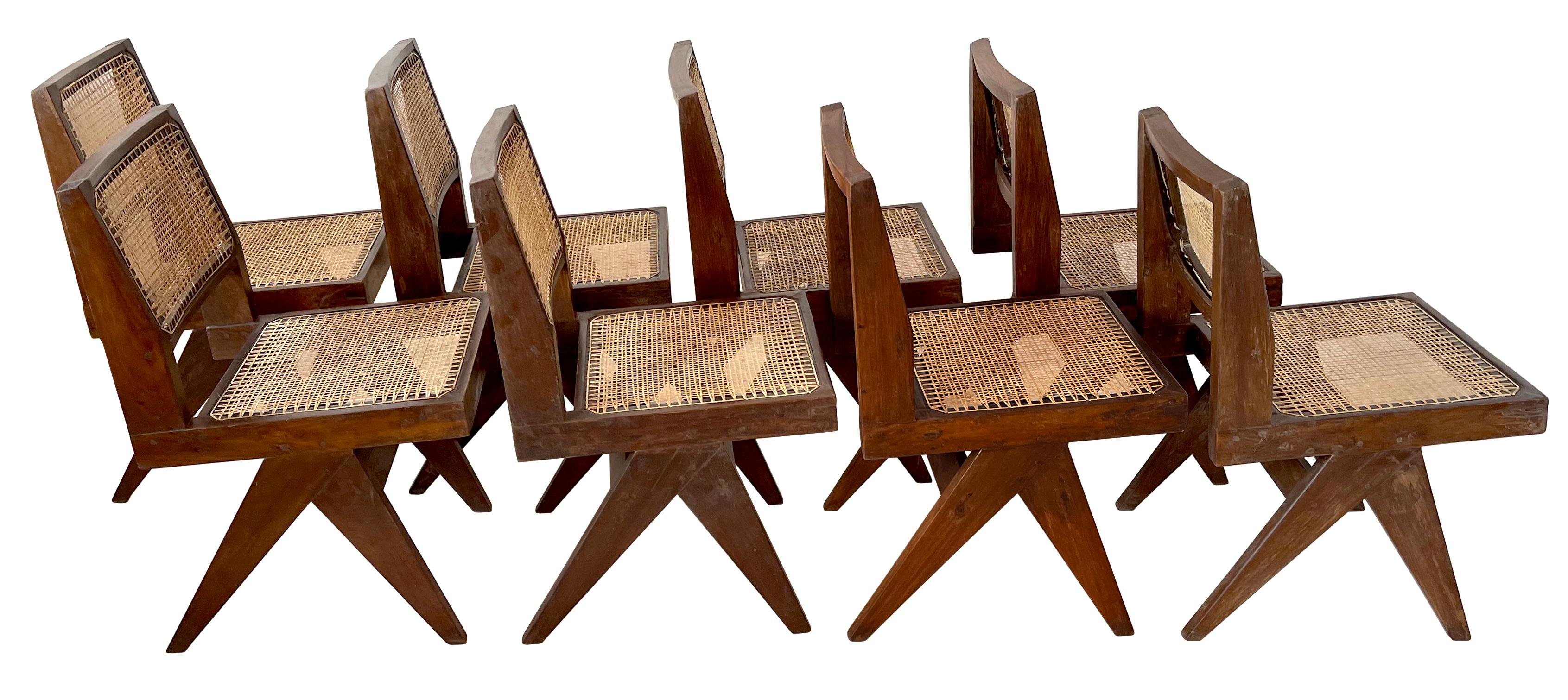 Un grand ensemble de chaises de salle à manger correctes et parfaitement assorties en teck par Pierre Jeanneret.
La chaise cannée en V 