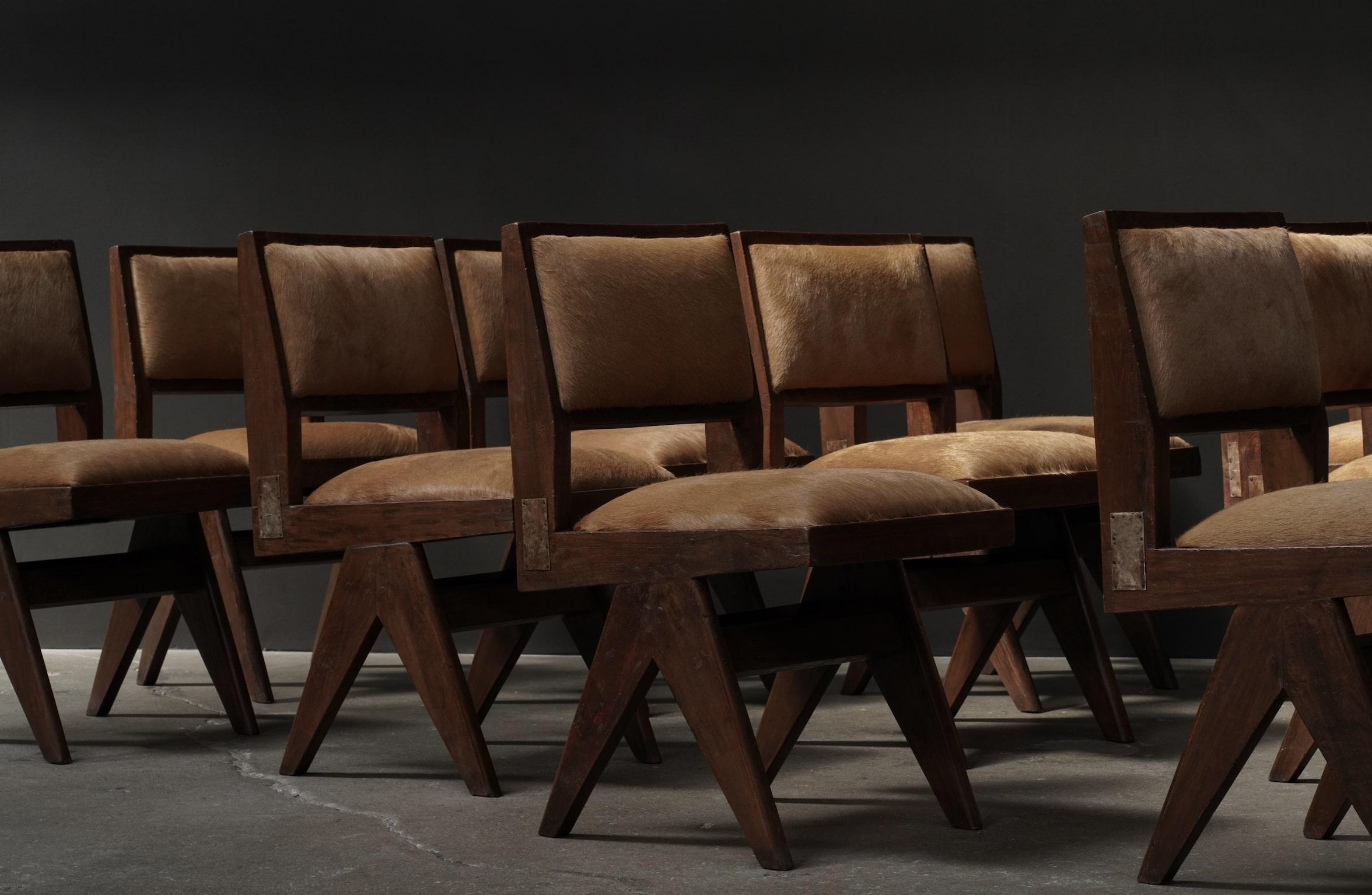 Esszimmerstühle von Pierre Jeanneret mit Metalldetails, 12er-Set aus Rindsleder in Whiskey-Kuhfell im Zustand „Gut“ im Angebot in Los Angeles, CA