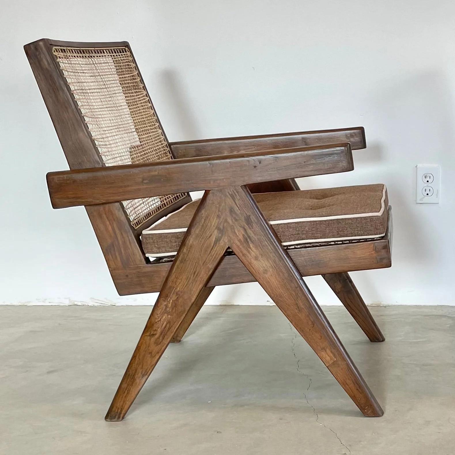 Fantastische Sammlung von Pierre Jeanneret Sesseln / Lounge Chairs. Modell PJ-SI-29-A. Stühle aus massivem Teakholz mit Beinen im Kompassstil, Sitzfläche aus Rohr und Rückenlehne aus Rohr. Auf der Rückseite der beiden Stühle ist von Hand