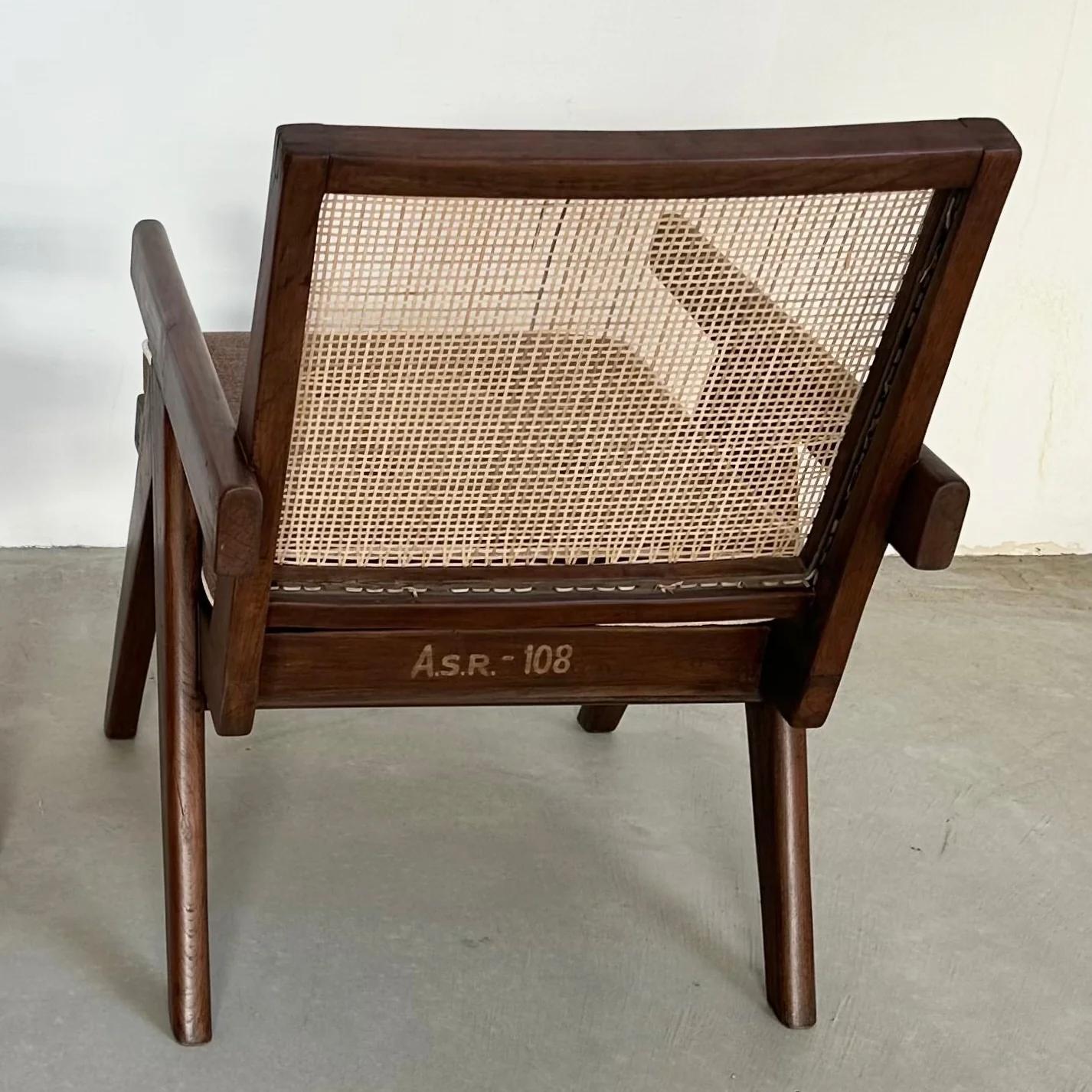 La pregiata poltrona Easy Chair disegnata da Pierre Jeanneret negli anni Cinquanta. Originariamente creati per la città di Chandigarh, in India, gli intricati disegni di Pierre sono diventati amati in tutto il mondo. Semplice ma elegante, questa