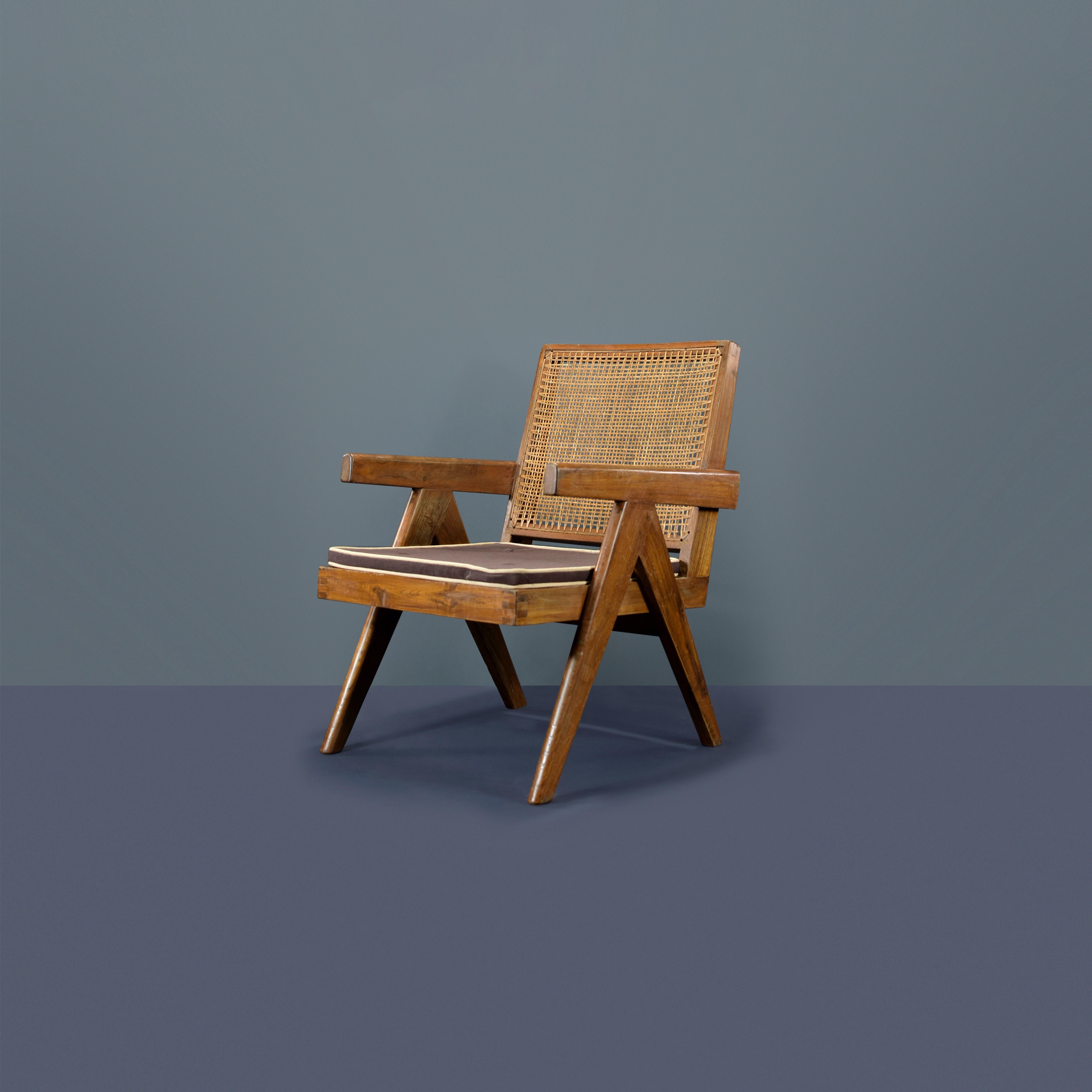 Dieser Stuhl ist nicht nur ein fantastisches Stück, er ist auch ein Design-Statement. Schließlich handelt es sich um einen der berühmtesten Sessel aus Chandigarh. Es ist roh, einfach und poetisch und drückt eine wunderbare Nonchalance aus. Seine
