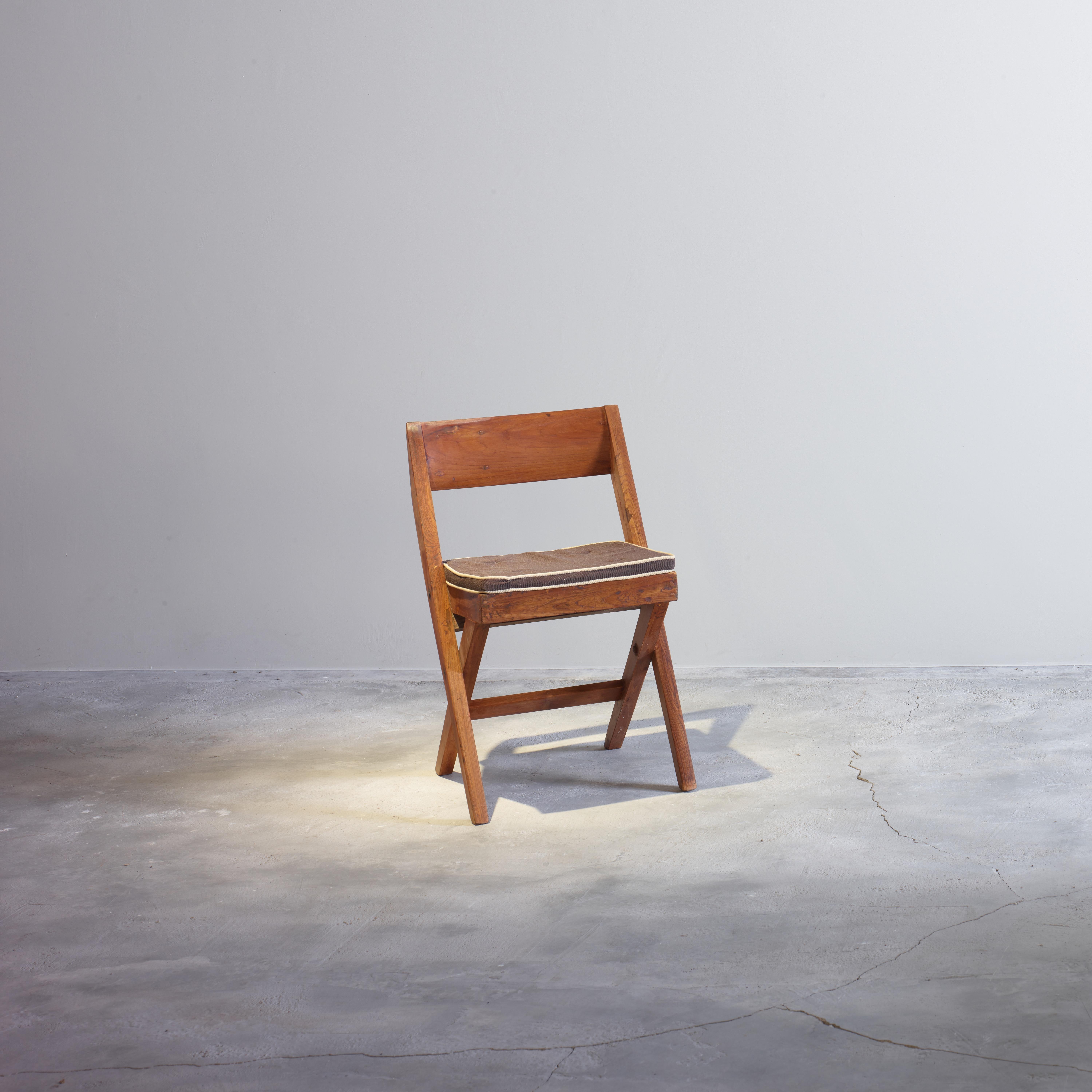 Cet ensemble de chaises n'est pas seulement une pièce fantastique, c'est aussi une icône du design. Elle ressemble à une chaise pliante mais finalement on ne peut pas la plier. La forme est très claire, tout est droit, seul le siège arrière est