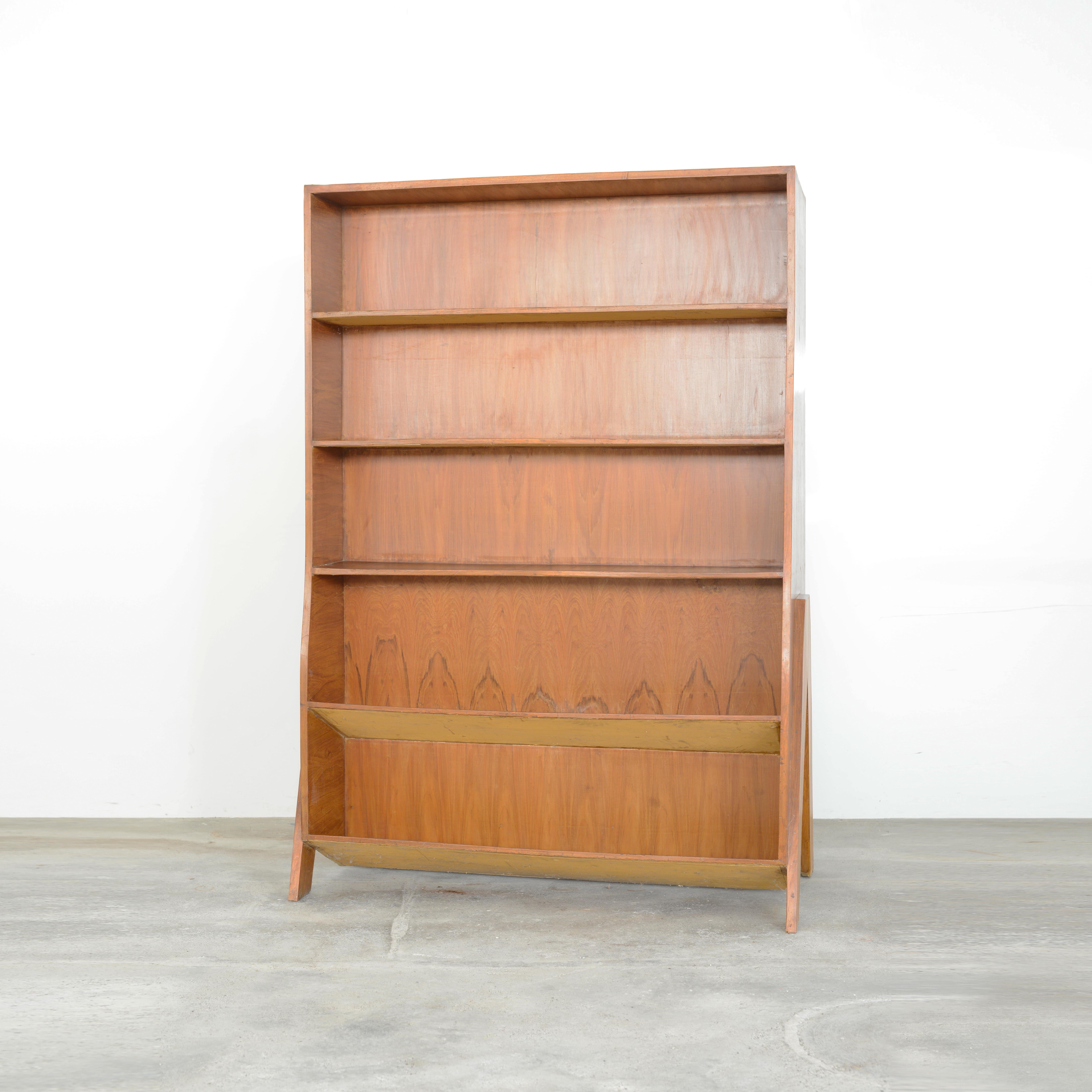 This shelf is a fantastic piece of solid yet elegant furniture. It is raw in its simplicity of construction, its shape becomes reduced to a maximum of functionality. The characteristic legs, combined with the warmth of the solid teak wood make it to