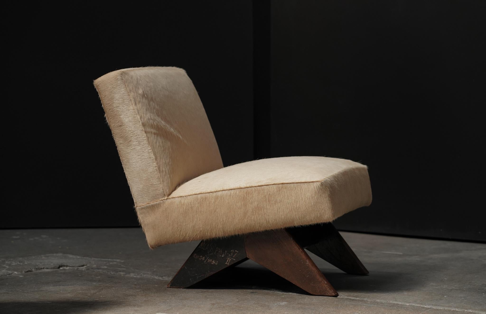Pierre Jeanneret Sillas junto al fuego, Topo ocultar en Excelente estado para la venta en Los Angeles, CA