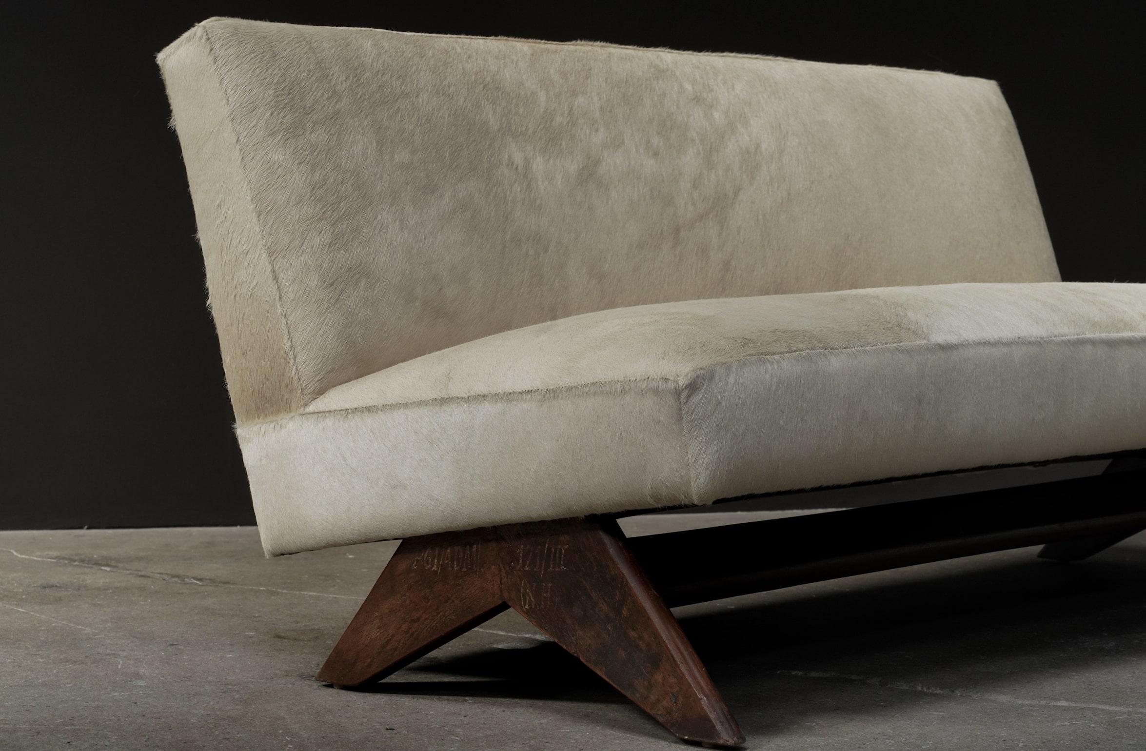 Pierre Jeanneret Kamin-Sofa aus ecrufarbenem Rindsleder im Zustand „Gut“ im Angebot in Los Angeles, CA