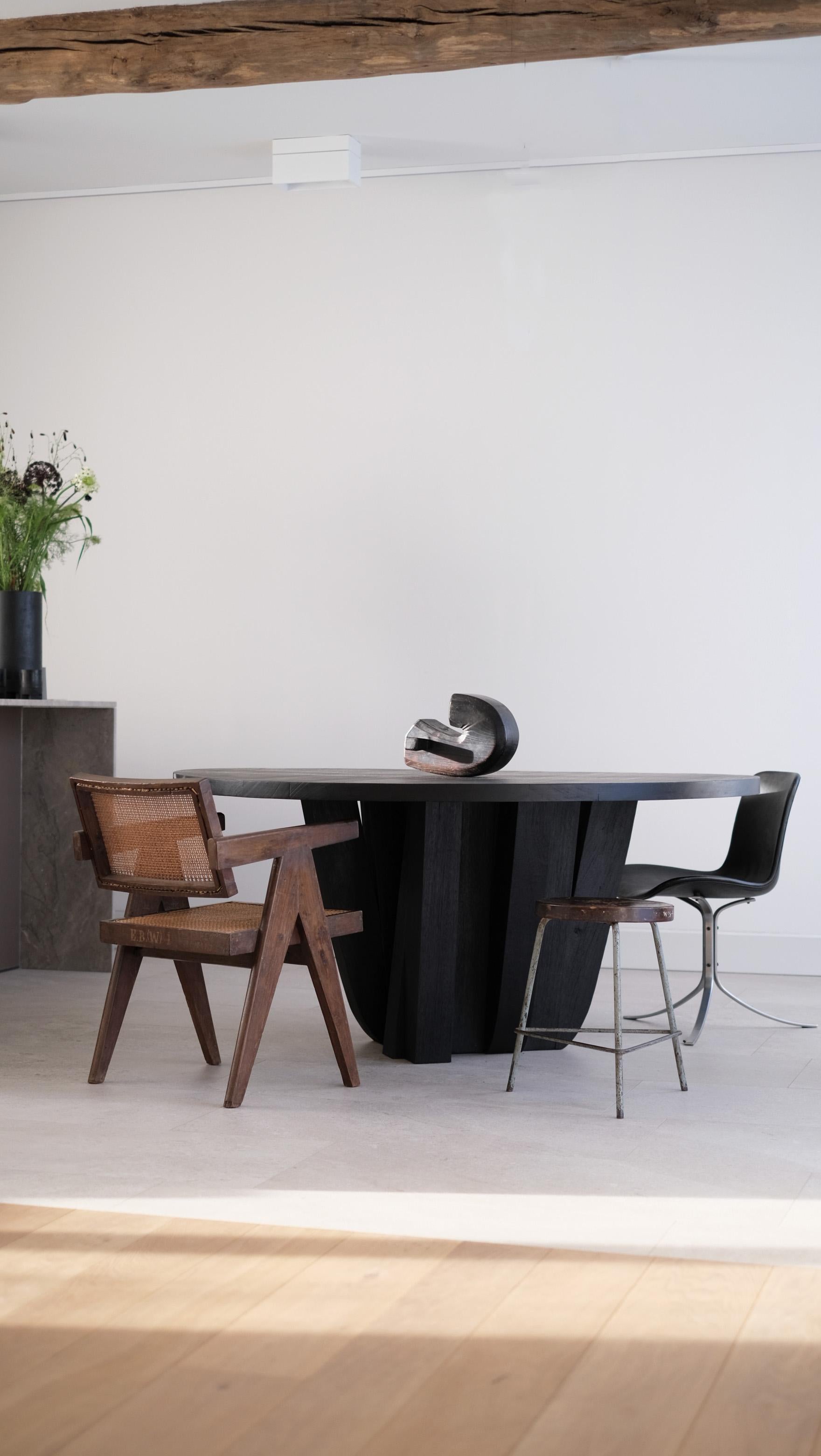 Fauteuil à dossier flottant Pierre Jeanneret
Chandigarh, vers 1950
Une pièce authentique du légendaire projet Chandigarh, conçu par Pierre Jeanneret au début des années 1950 aux côtés de son cousin Le Corbusier. Ces fauteuils ont été commandés à