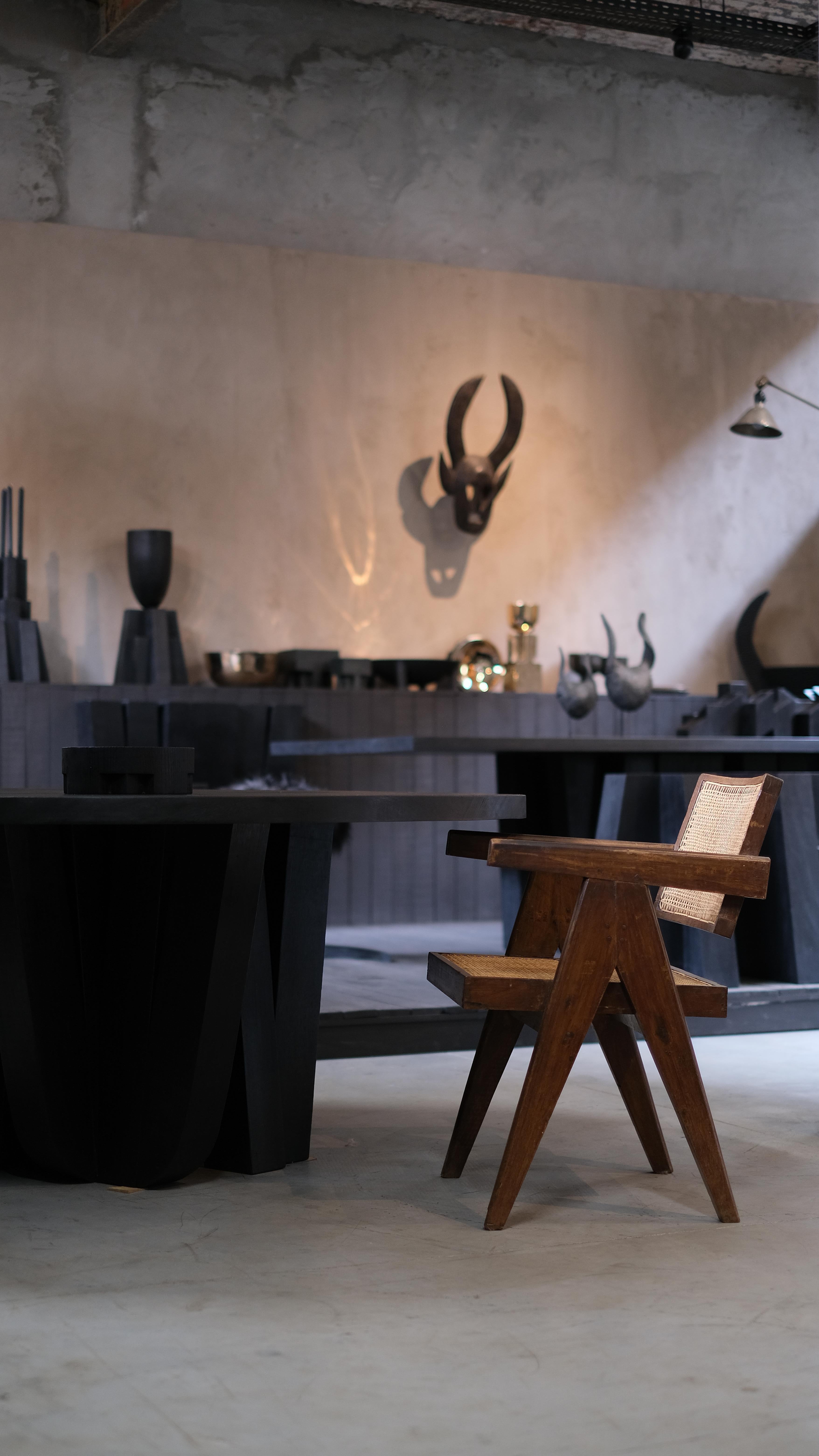 Vannerie Fauteuil à dossier flottant Pierre Jeanneret en vente