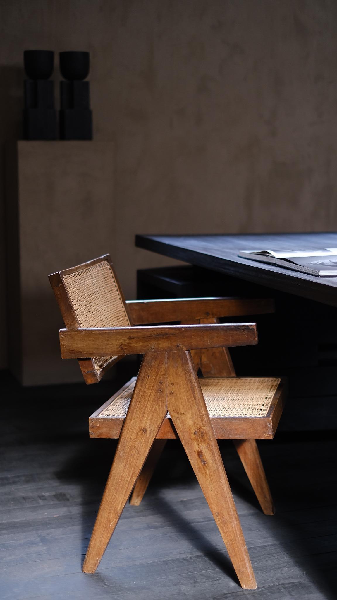 Milieu du XXe siècle Fauteuil à dossier flottant Pierre Jeanneret en vente