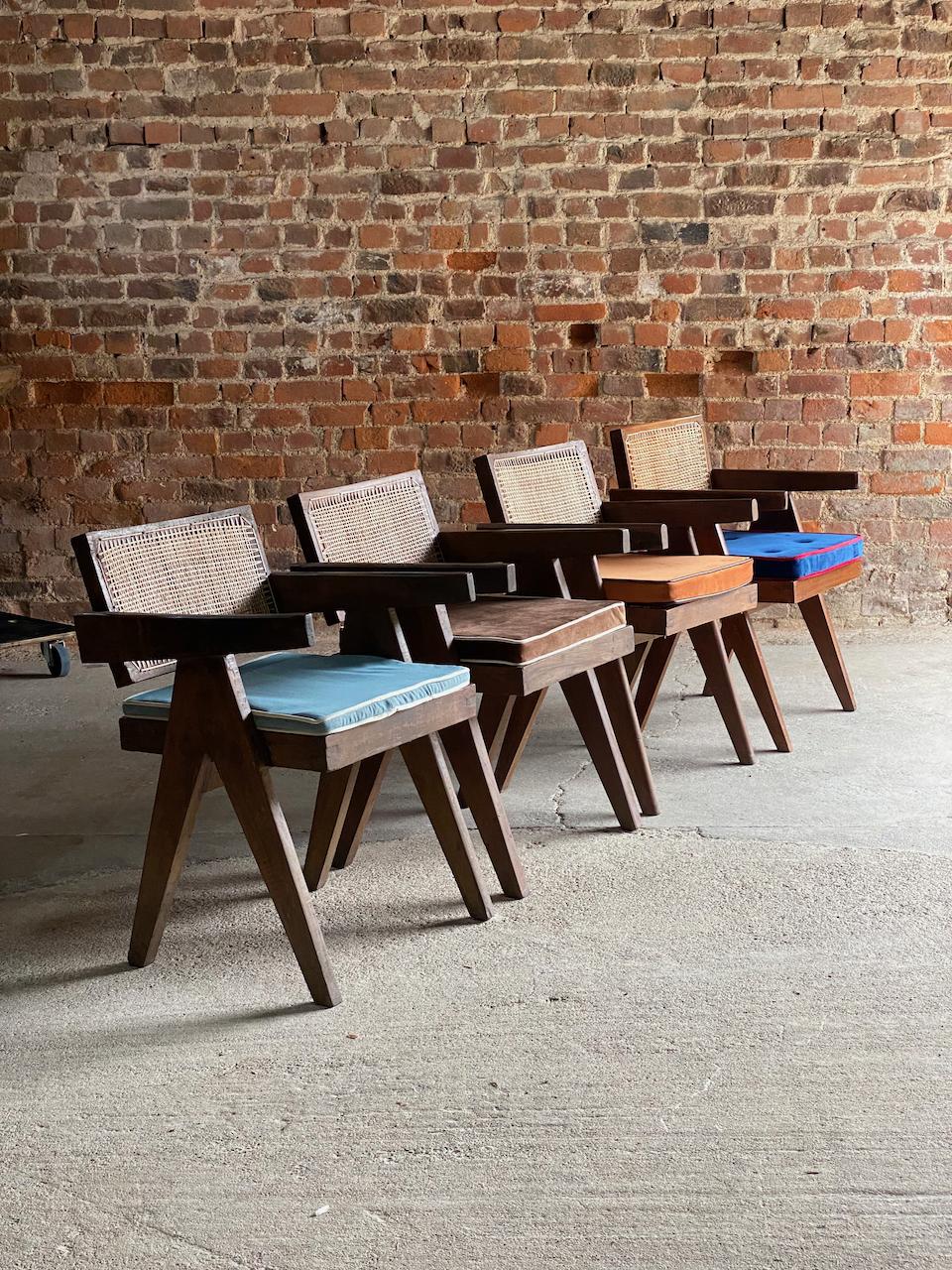 Ensemble de quatre chaises de bureau à dossier flottant Pierre Jeanneret, datant d'environ 1955 en vente 4