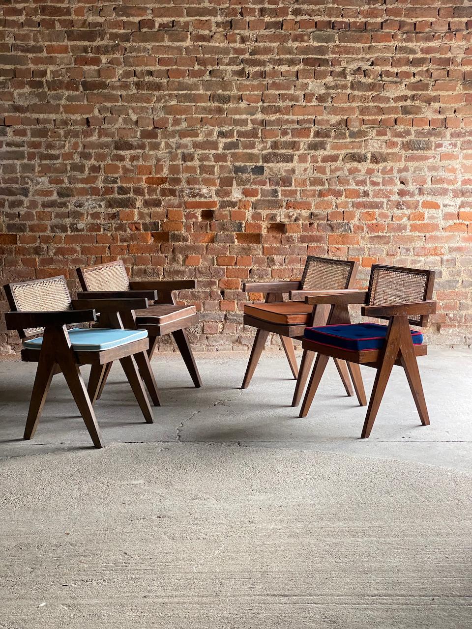 Indien Ensemble de quatre chaises de bureau à dossier flottant Pierre Jeanneret, datant d'environ 1955 en vente