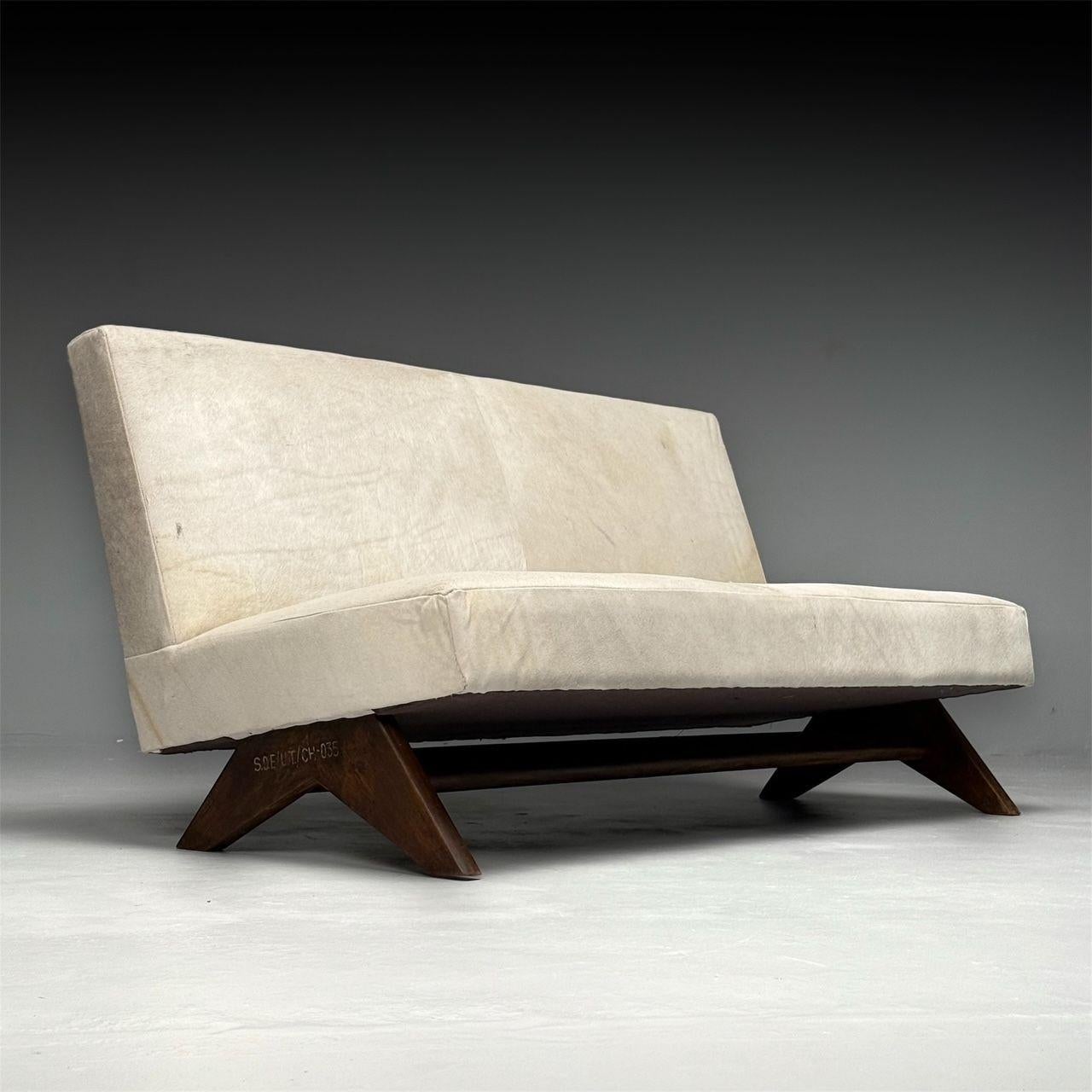 Pierre Jeanneret, Französisch Mid-Century Modern, Kaminsofa, Teak, weißes Rindsleder, Chandigarh

Seltenes und bedeutendes Kaminsofa von Pierre Jeanneret, ca. 1960er Jahre, Modell PJ-SI-36-A. Dieses Exemplar hat eine sorgfältig gewaschene und