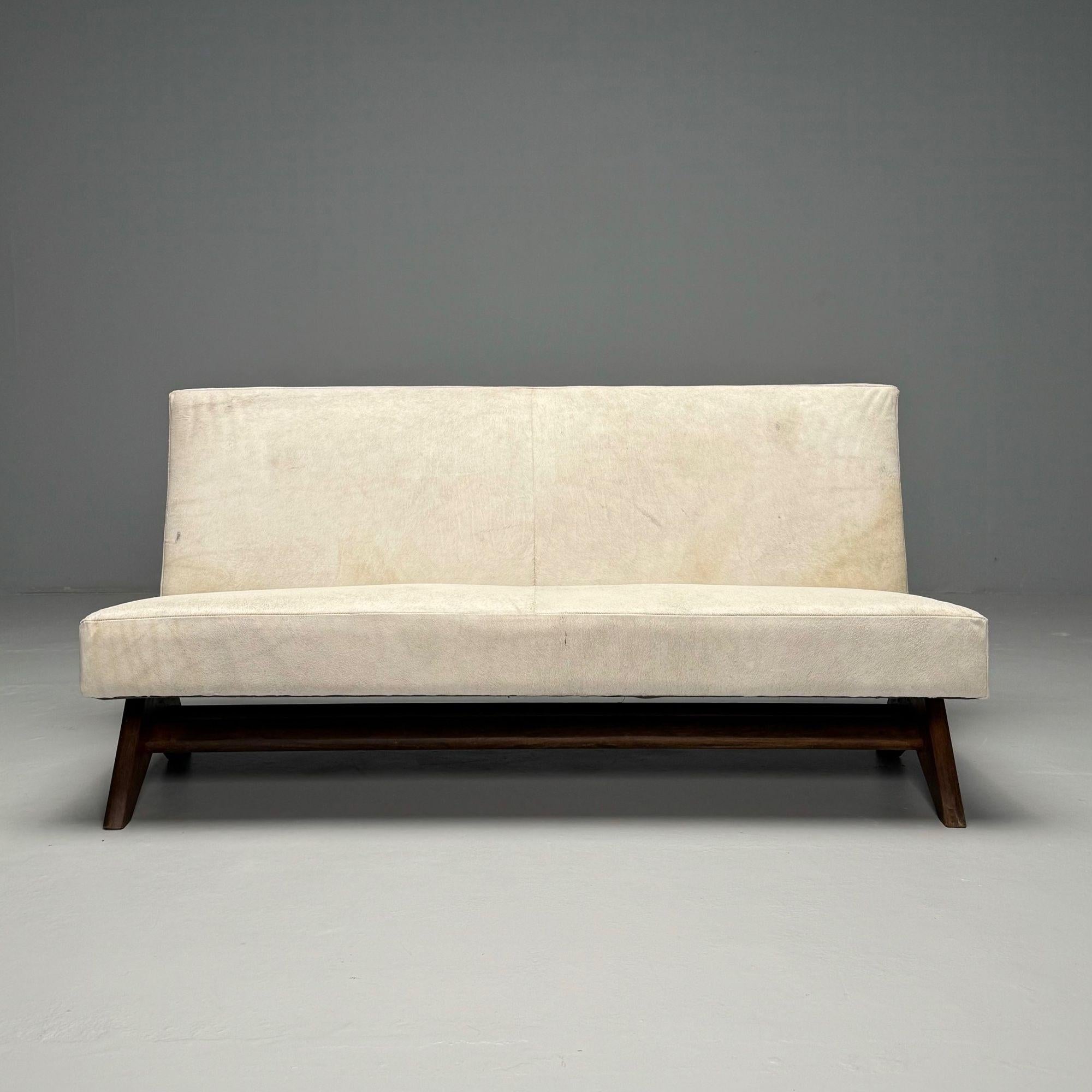 Pierre Jeanneret, Französisches Mid-Century-Modern-Kamin-Sofa, Teakholz, Weißes Rindsleder (Moderne der Mitte des Jahrhunderts) im Angebot