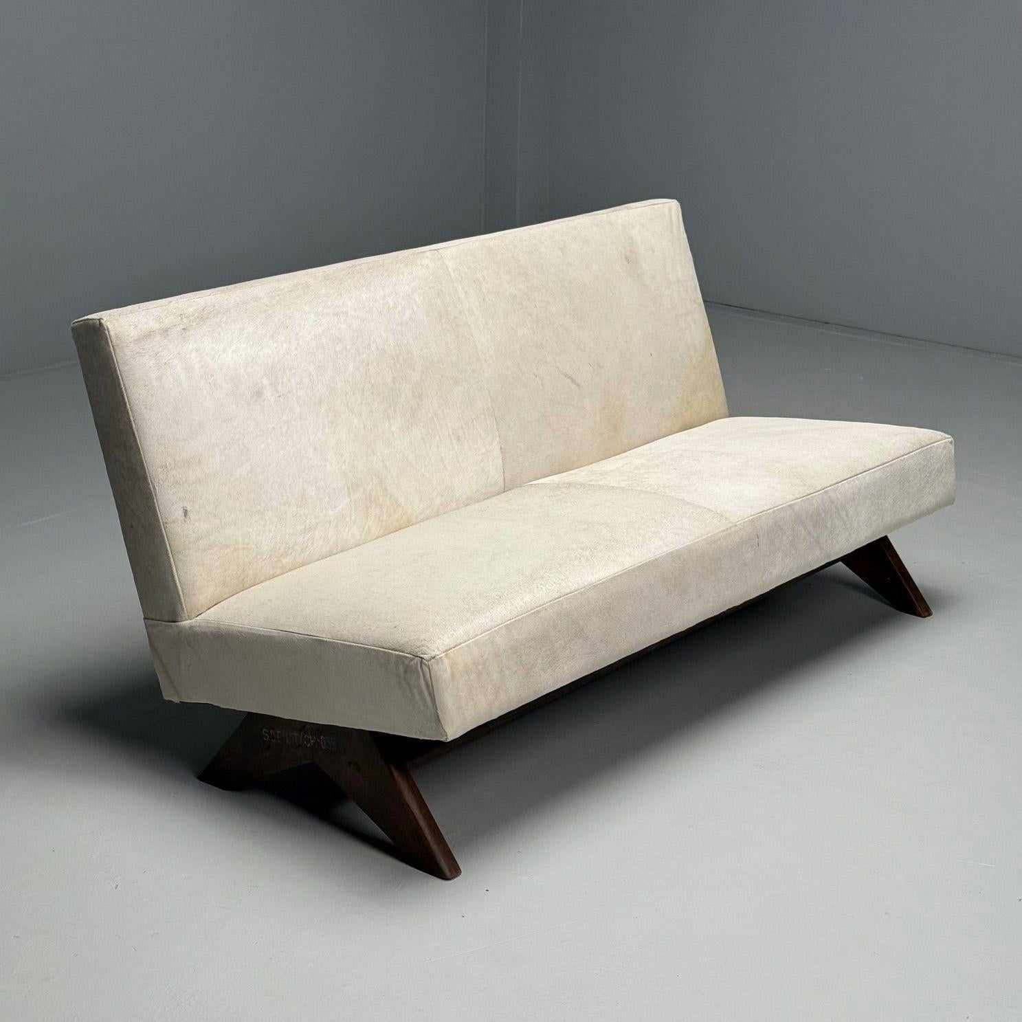Pierre Jeanneret, Französisches Mid-Century-Modern-Kamin-Sofa, Teakholz, Weißes Rindsleder (Indisch) im Angebot