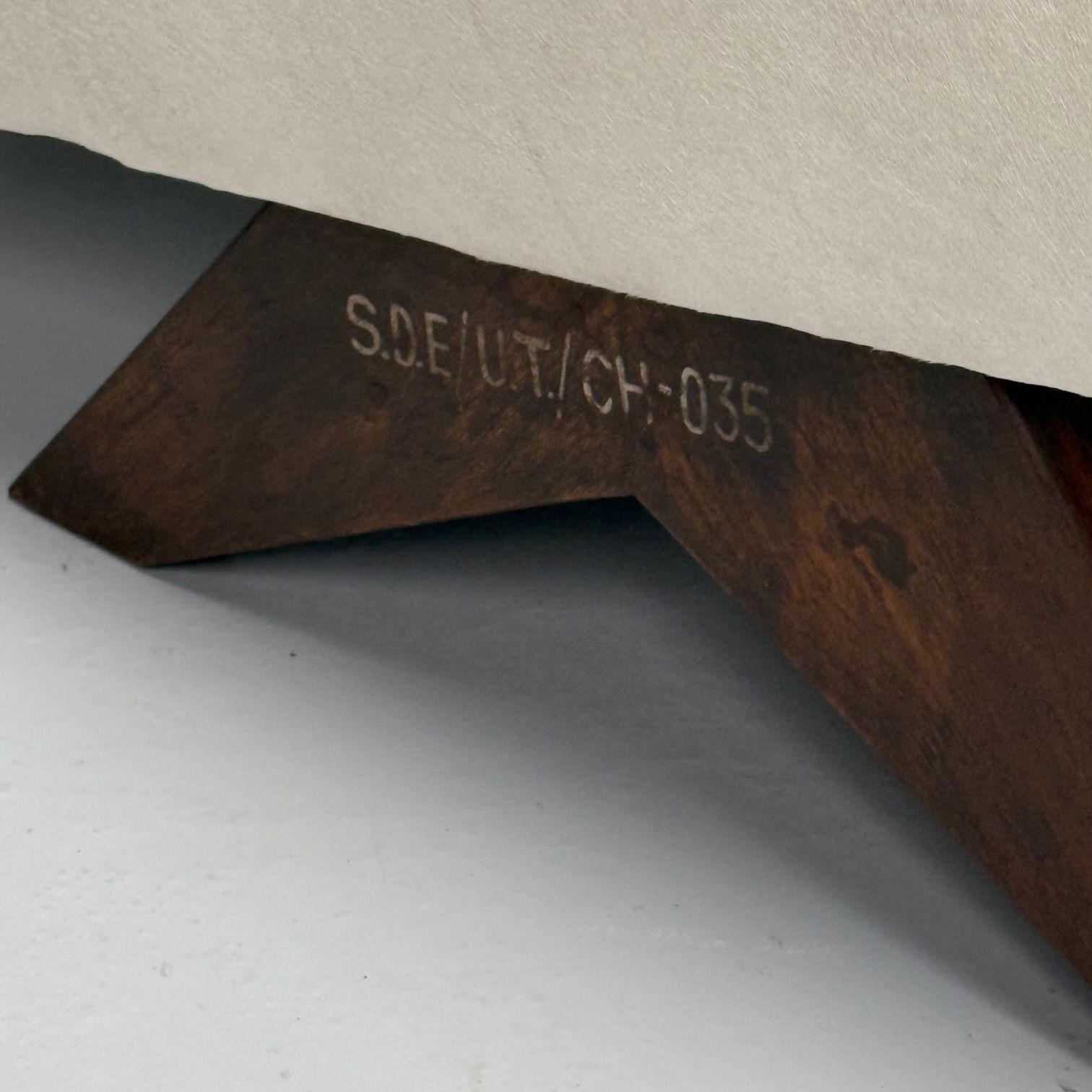 Pierre Jeanneret, Französisches Mid-Century-Modern-Kamin-Sofa, Teakholz, Weißes Rindsleder im Zustand „Gut“ im Angebot in Manhasset, NY