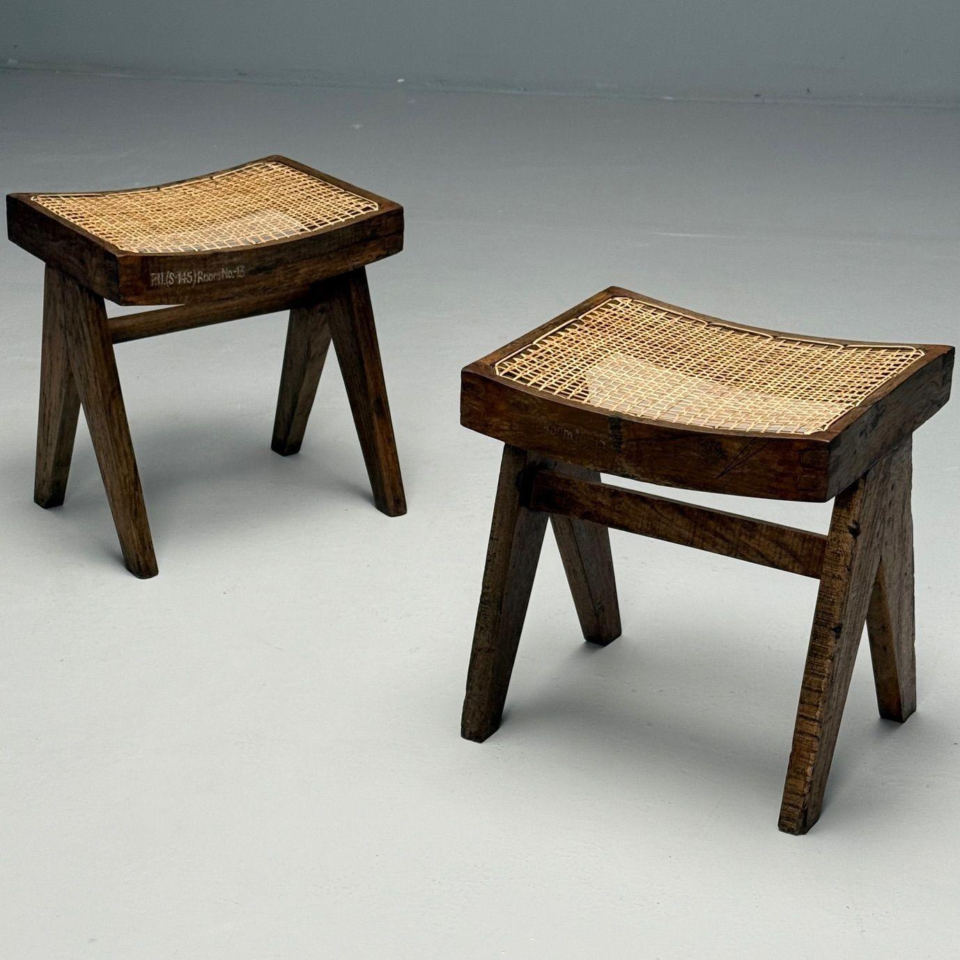 Pierre Jeanneret, modernité française du milieu du siècle, tabourets bas à pieds en compas, teck, canne, Chandigarh

Rare paire de poufs ou d'ottomans bas à pieds compas par Pierre Jeanneret vers les années 1960, modèle PJ-SI-34-A.

Ces pièces
