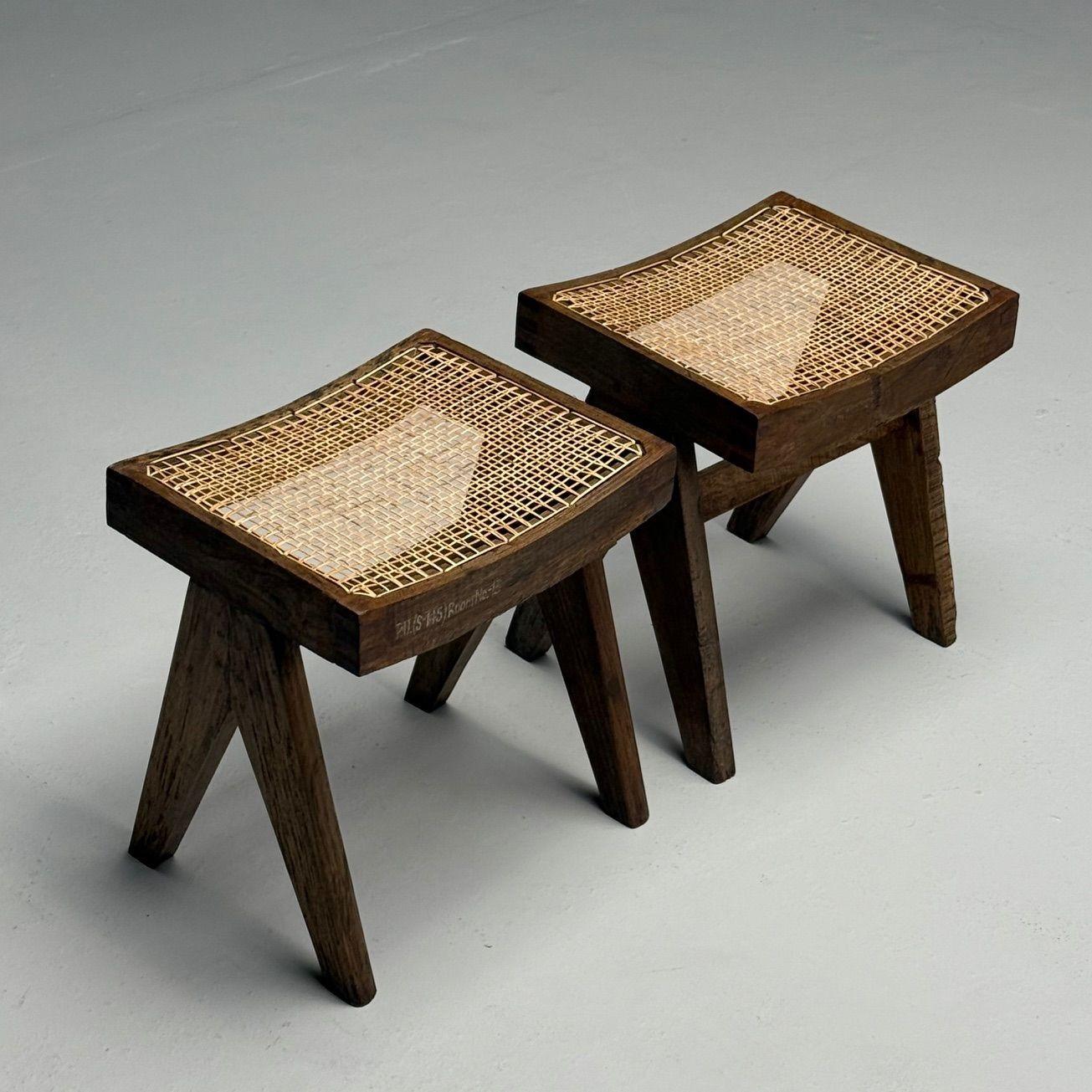 Pierre Jeanneret, moderne du milieu du siècle dernier, poufs, teck, canne, Chandigarh Abîmé - En vente à Manhasset, NY