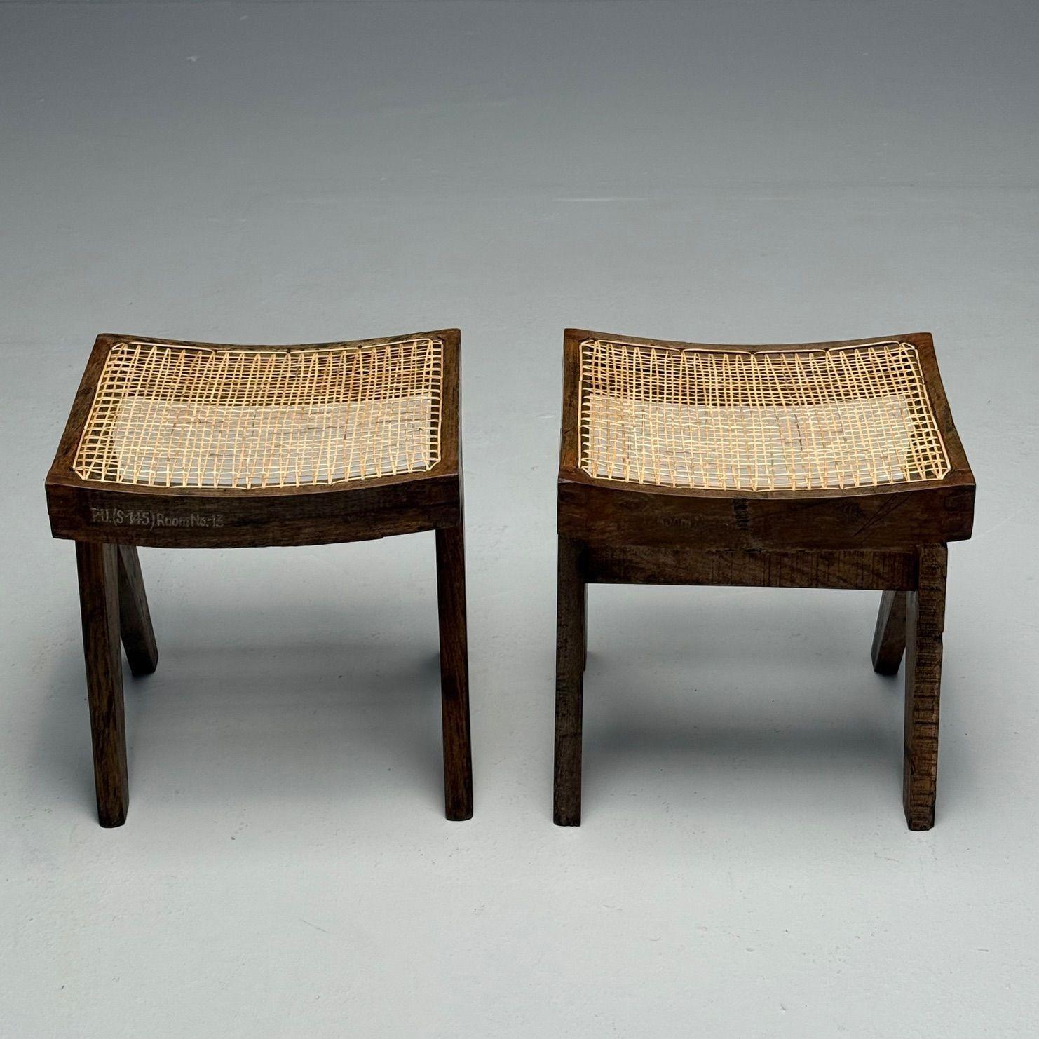 Milieu du XXe siècle Pierre Jeanneret, moderne du milieu du siècle dernier, poufs, teck, canne, Chandigarh en vente