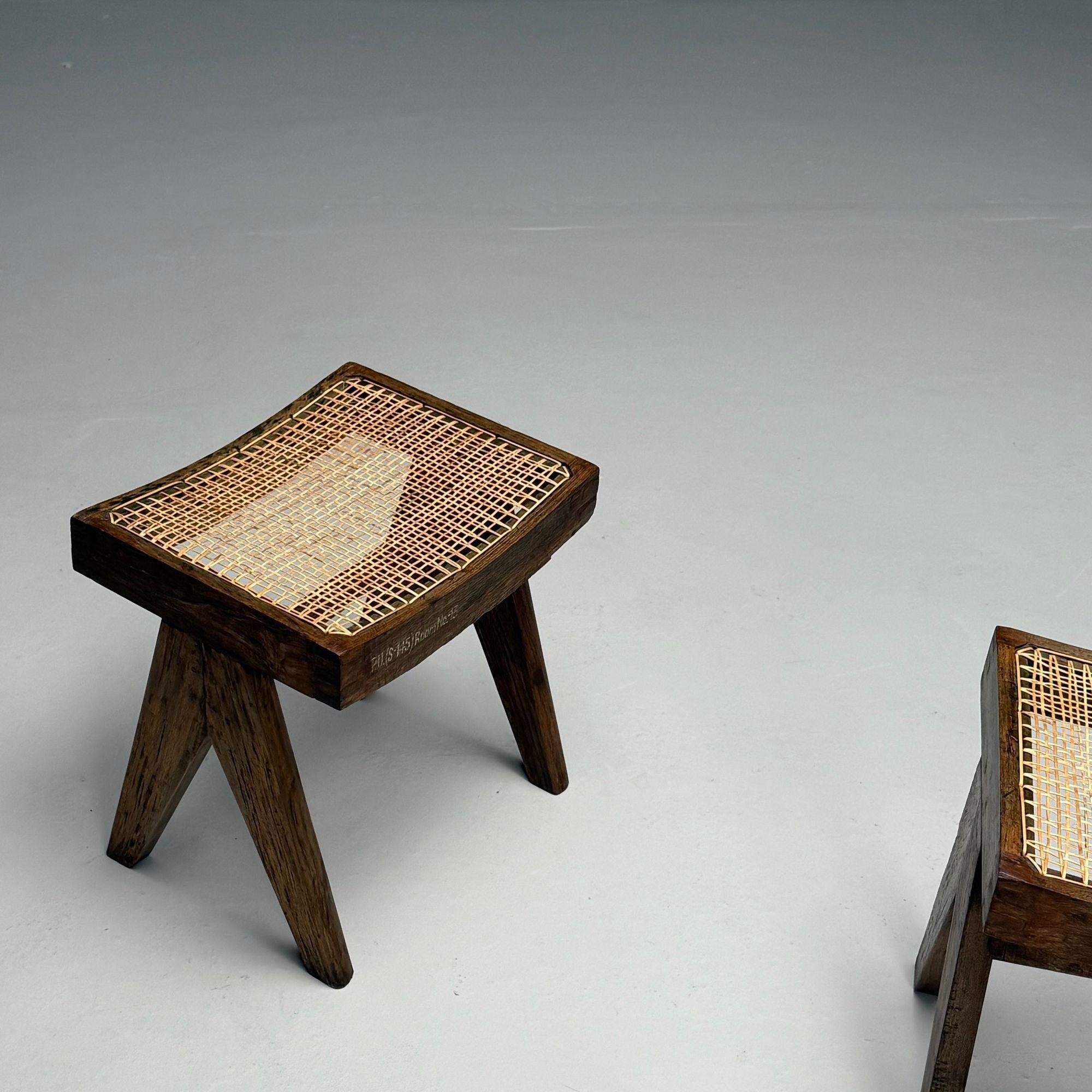 Pierre Jeanneret, moderne du milieu du siècle dernier, poufs, teck, canne, Chandigarh en vente 1