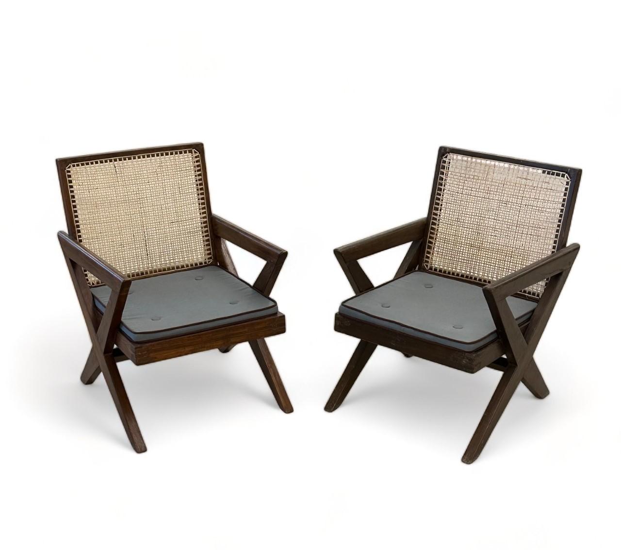 Pierre Jeanneret, Französisch Mid-Century Modern, Loungesessel, Chandigarh, 1950er Jahre

Paar der seltenen Pierre Jeanneret 'X',  bequeme Sessel. Diese Stühle wurden leicht gewaschen und poliert. Der Rohrstock wurde von Hand nachgearbeitet. Diese