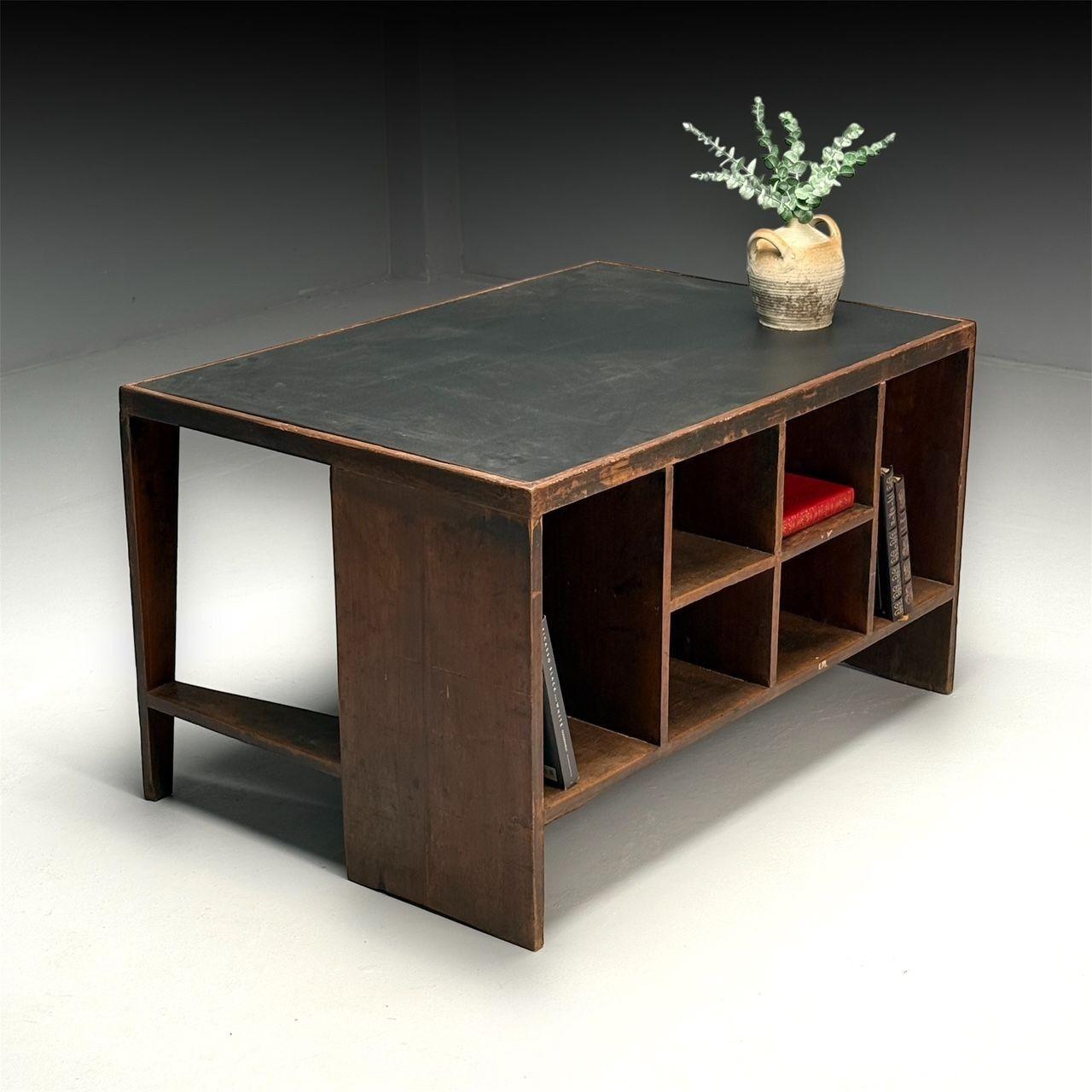Pierre Jeanneret, Scrivania francese di metà secolo, Teak, Chandigarh, India 1960 ca.

Raro esempio di piccionaia di Pierre Jeanneret degli anni '60, modello PJ-BU-02-A.

Questi pezzi eccezionali sono manufatti autentici provenienti direttamente da