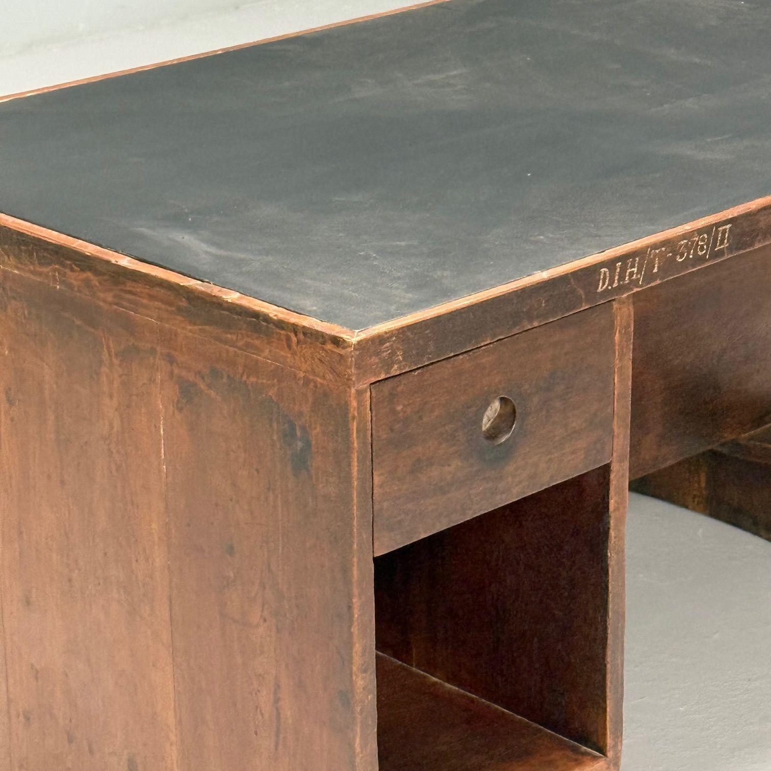 Pierre Jeanneret, Scrivania francese di metà secolo, Teak, Chandigarh In condizioni deteriorate in vendita a Manhasset, NY