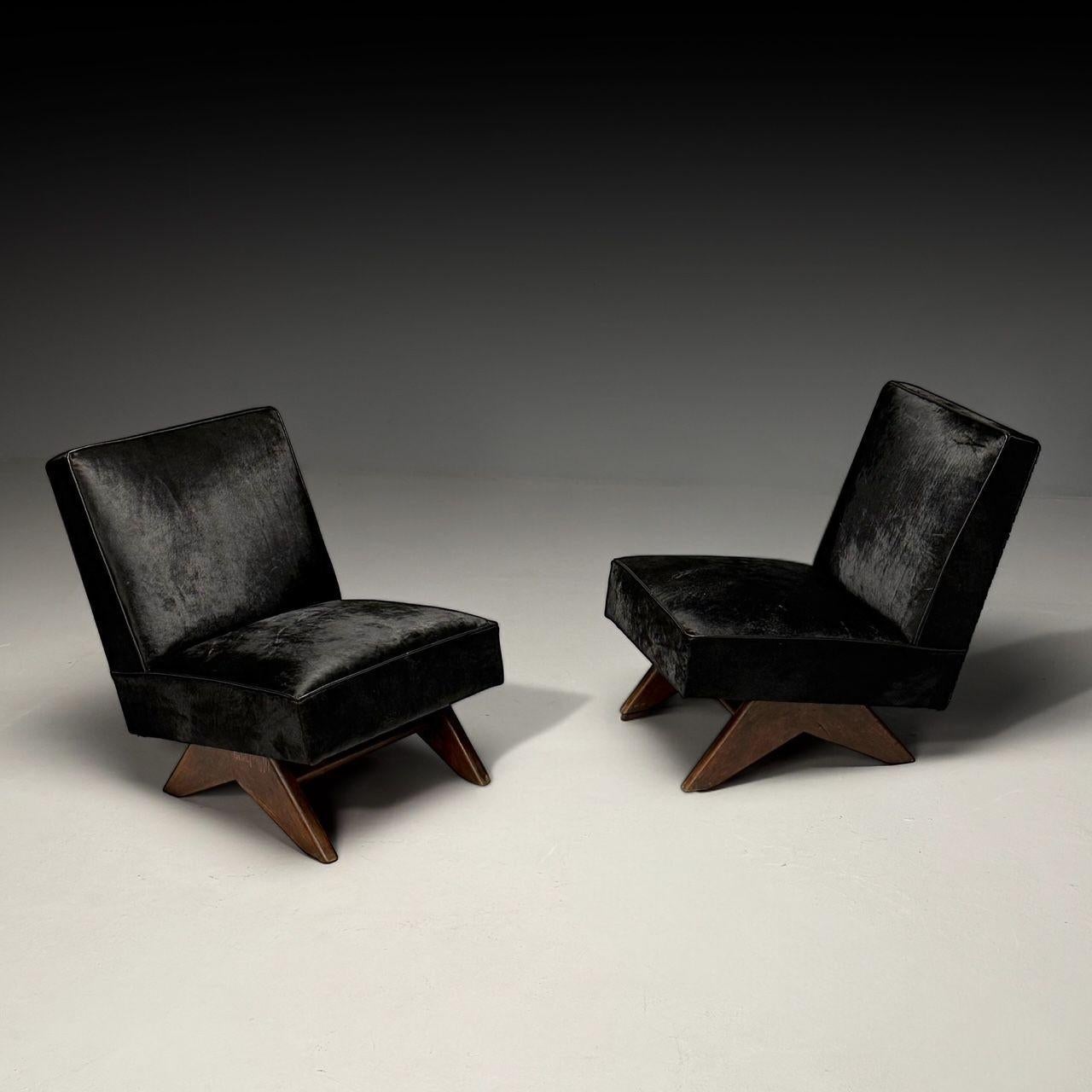Pierre Jeanneret, French Mid-Century Modern, Slipper Chairs, Black Cowhide, Teak, Chandigarh

Pair of authentic 'Fireside' chairs, model PJ-SI-36-A, by Pierre Jeanneret c. 1955-56 featuring a slightly tilted backrest and seat on top of a low compass