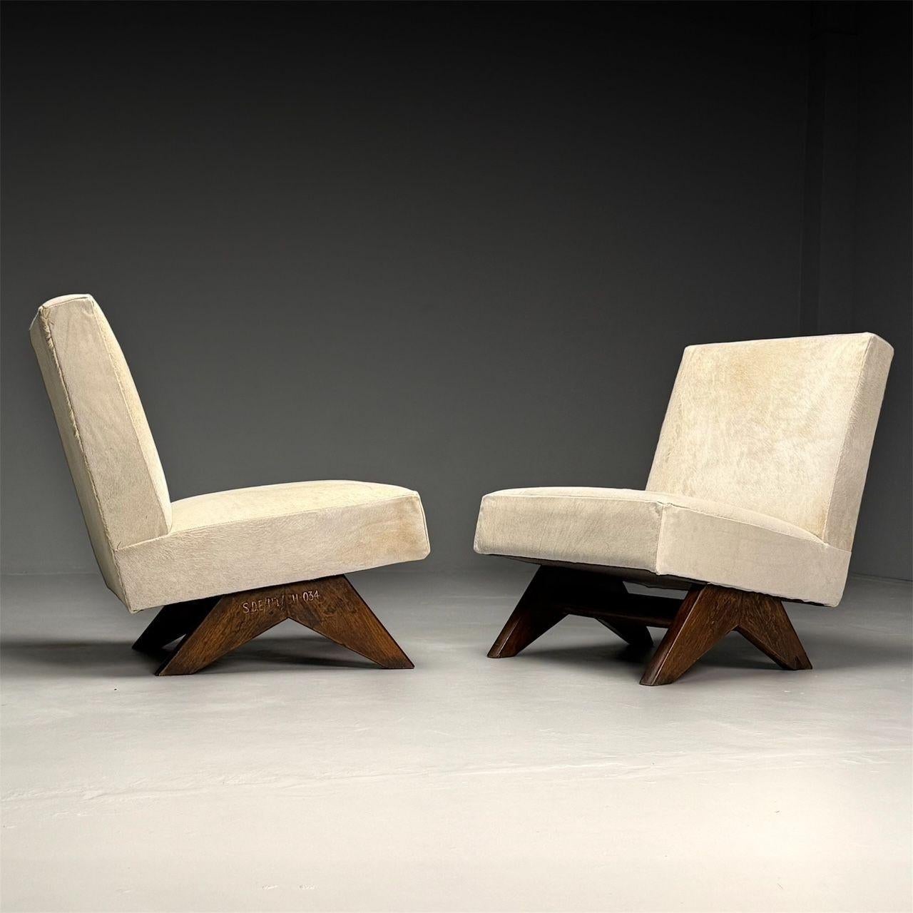 Pierre Jeanneret, French Mid-Century Modern, Slipper Chairs, White Cowhide, Teak, Chandigarh

Pair of 'Fireside' chairs, model PJ-SI-36-A, by Pierre Jeanneret c. 1955-56 featuring a slightly tilted backrest and seat on top of a low compass type leg