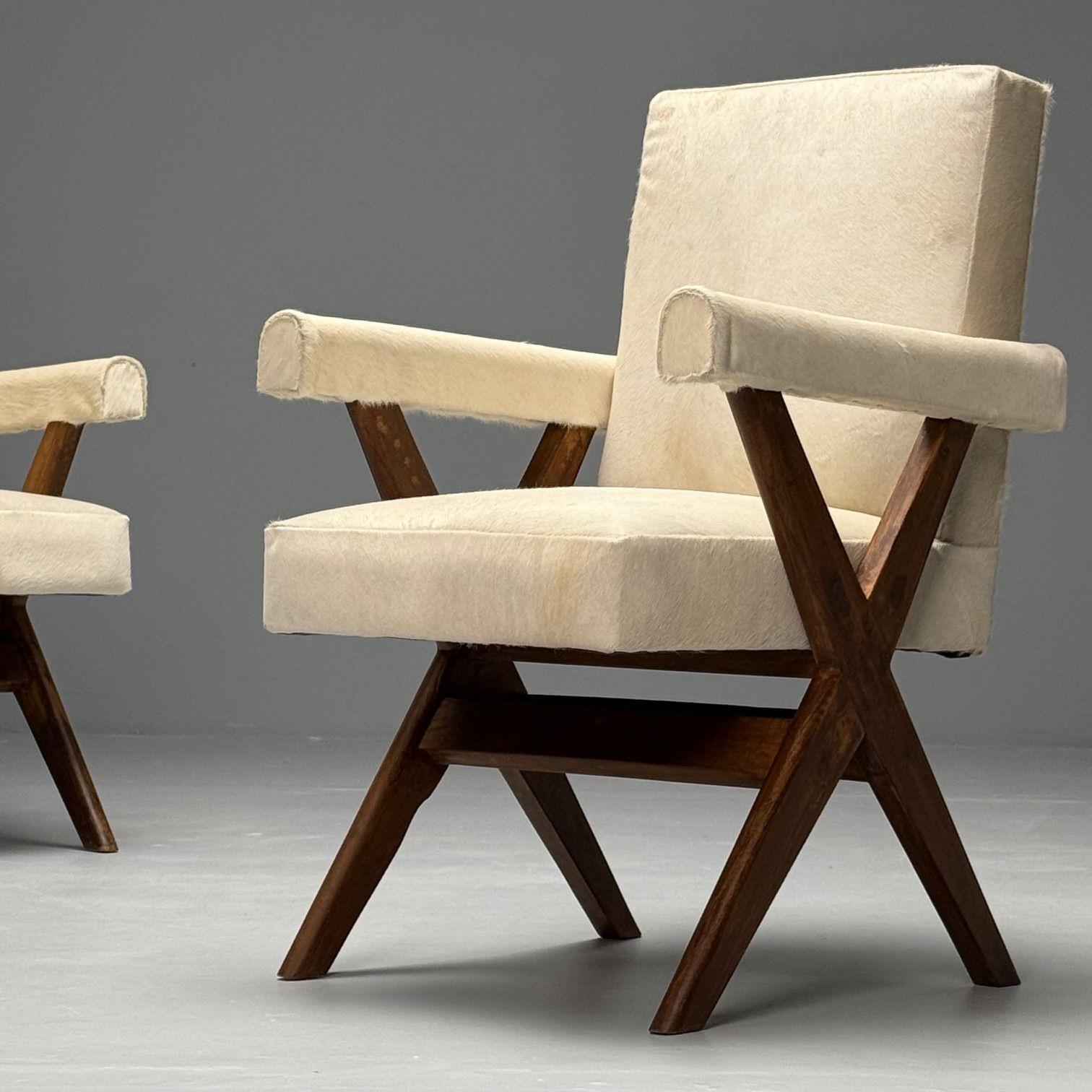 Pierre Jeanneret, moderne du milieu du siècle dernier, fauteuils rembourrés en cuir de vache Abîmé - En vente à Manhasset, NY