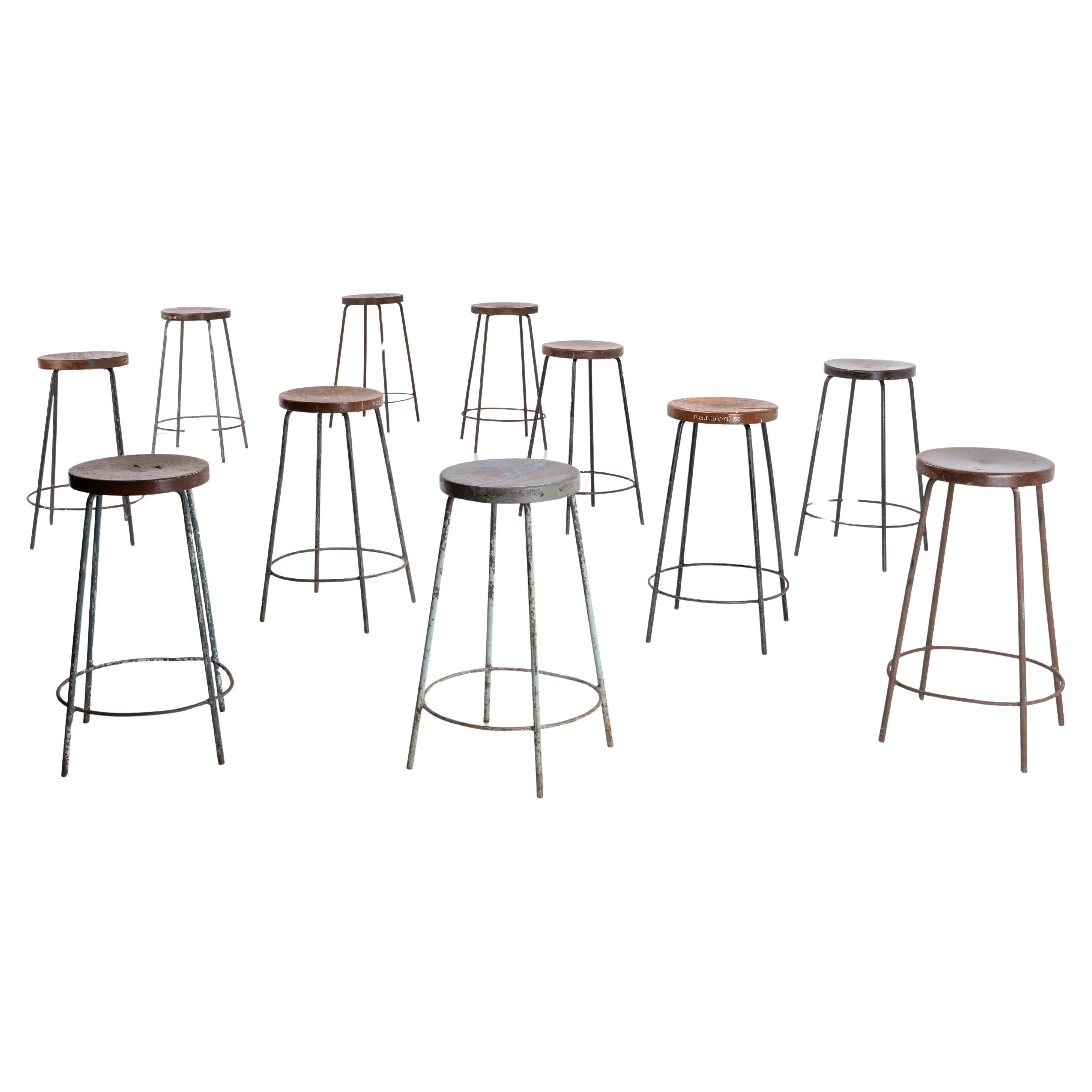 Pierre Jeanneret Hohe Hocker aus Teakholz und Eisen, 1960 Chandigarh Indien – Sets verfügbar