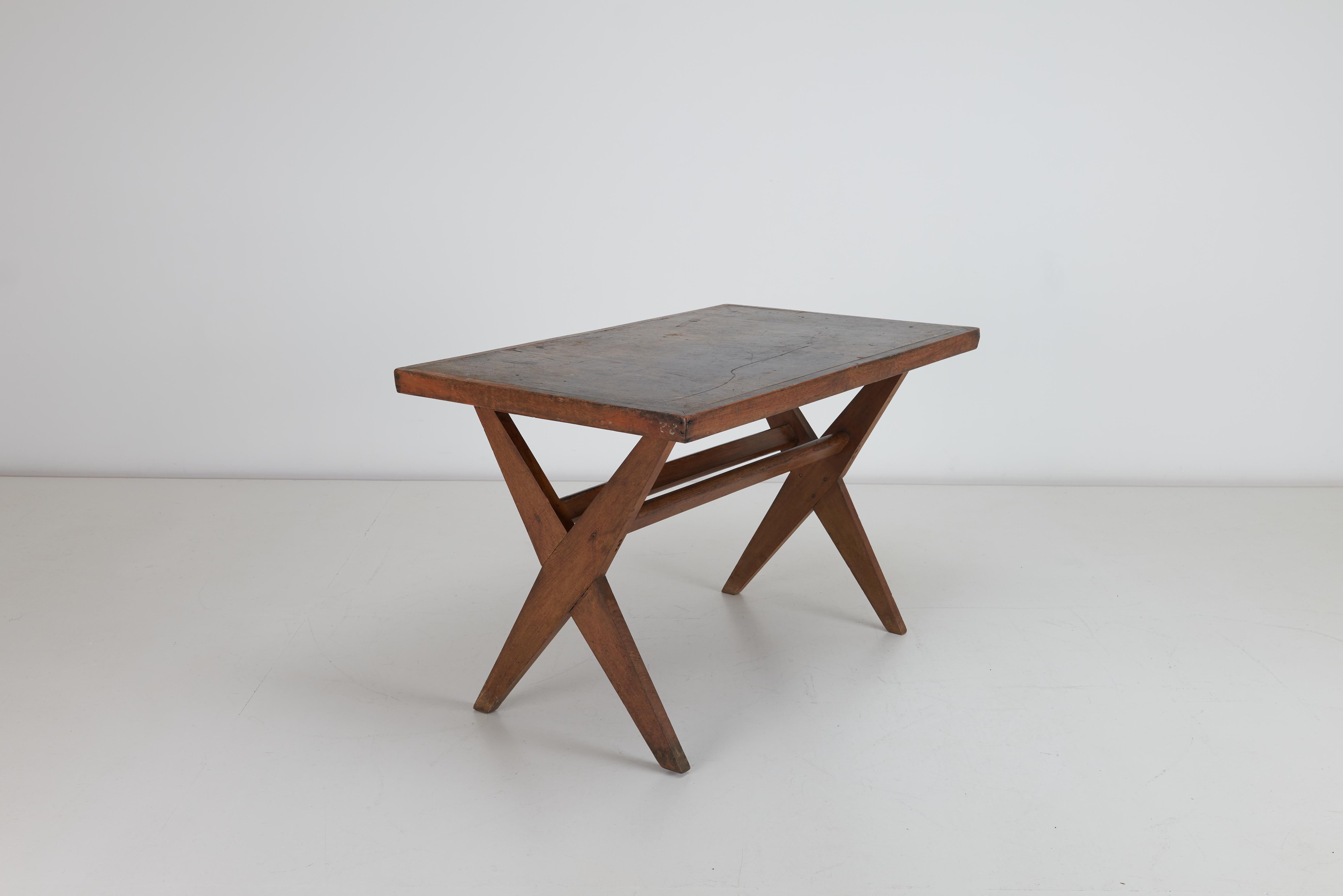 Questo tavolo da pranzo per giudici di Pierre Jeanneret è stato originariamente realizzato per l'edificio dell'Alta Corte di Chandigarh, in India, un punto di riferimento progettato dai leggendari Pierre Jeanneret e Le Corbusier. Come suggerisce il