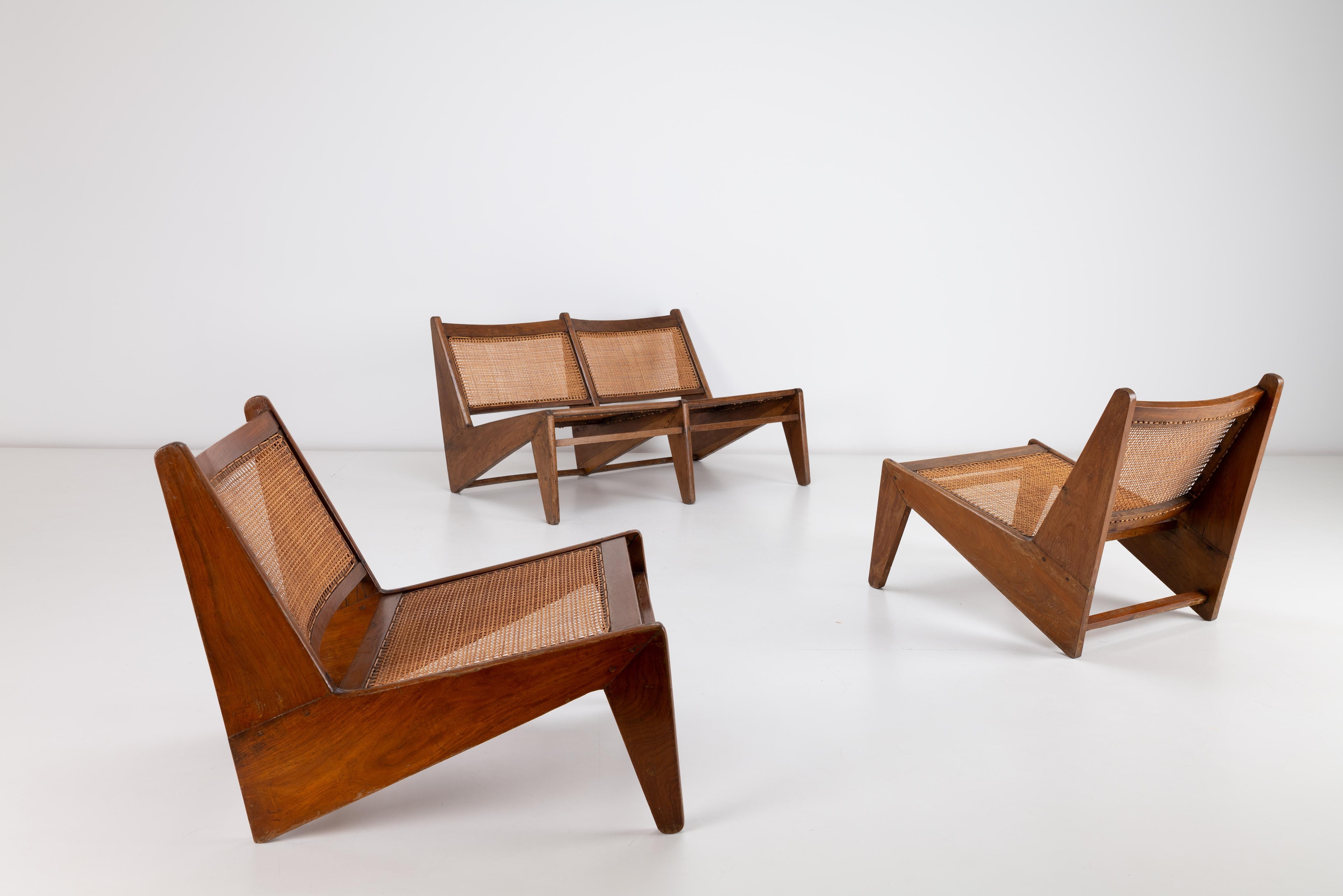 Cette paire de chaises Kangourou de Pierre Jeanneret avec le canapé deux places assorti est un exemple remarquable du design moderne du milieu du siècle et une pièce rare de l'histoire de l'architecture. Conçues par l'architecte suisse Pierre