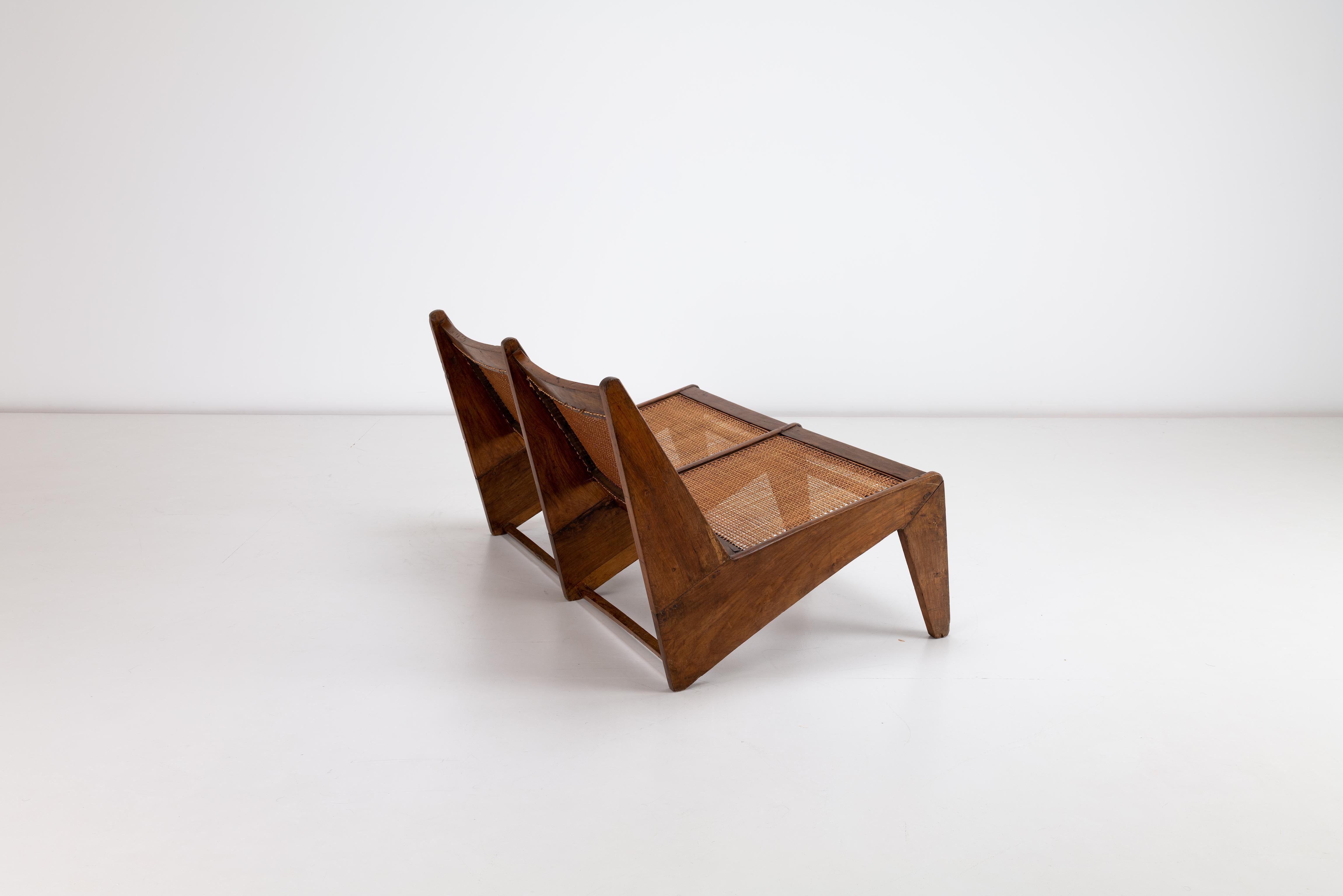 20ième siècle Pierre Jeanneret, chaises Kangourouo et canapé à deux places de Chandigarh, Inde en vente